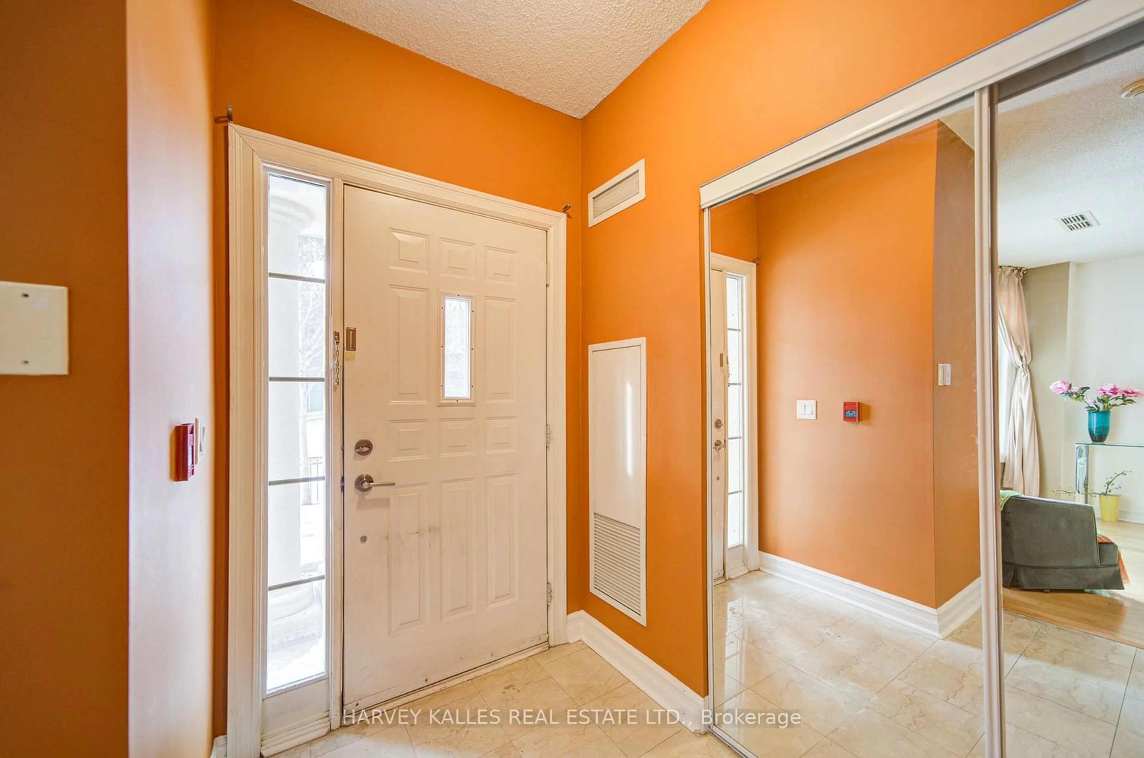 Indoor entryway for 32 Kenaston Gdns #TH103, Toronto Ontario M2K 1G8