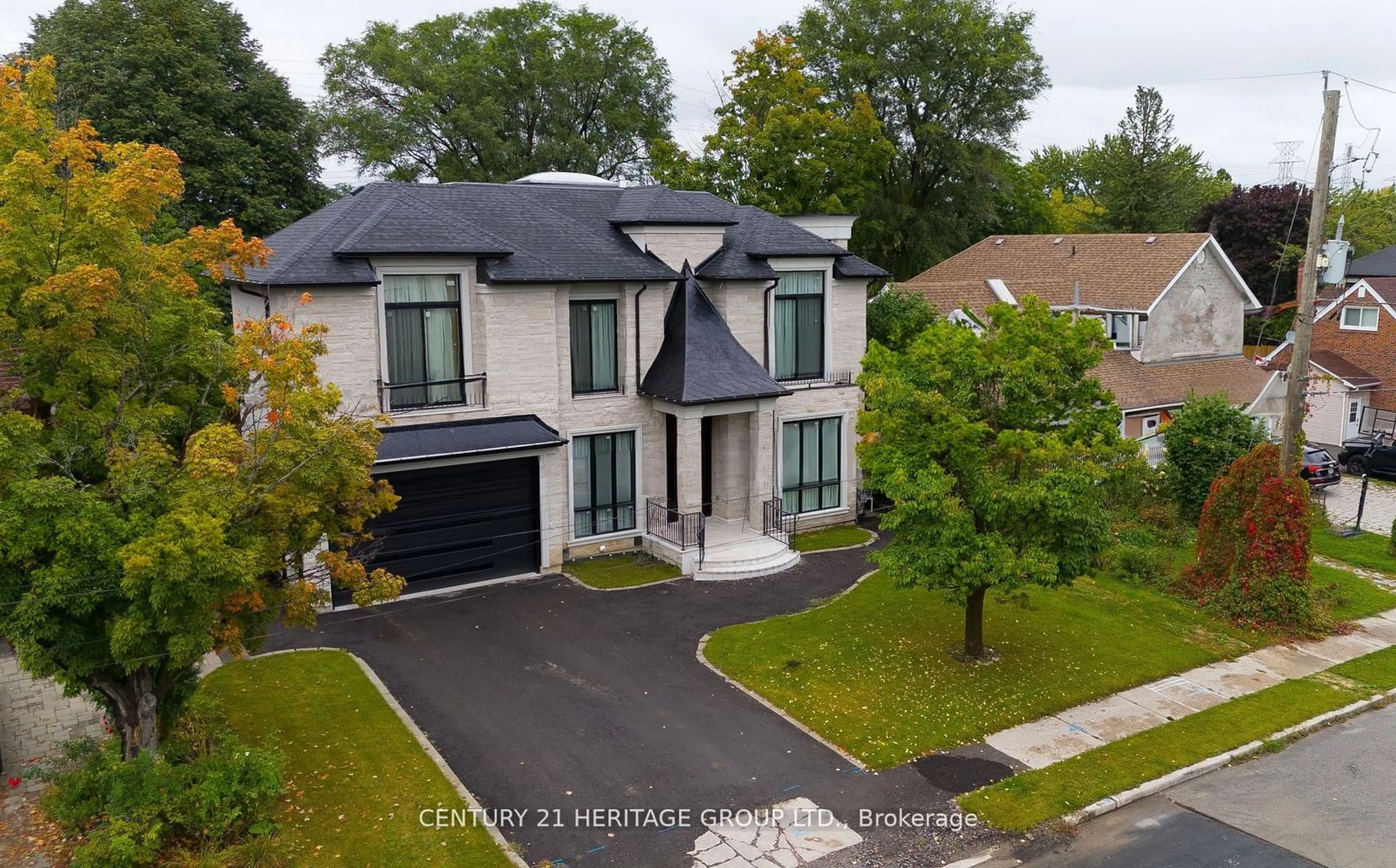 A pic from outside/outdoor area/front of a property/back of a property/a pic from drone, street for 32 Devondale Ave, Toronto Ontario M2R 2E2