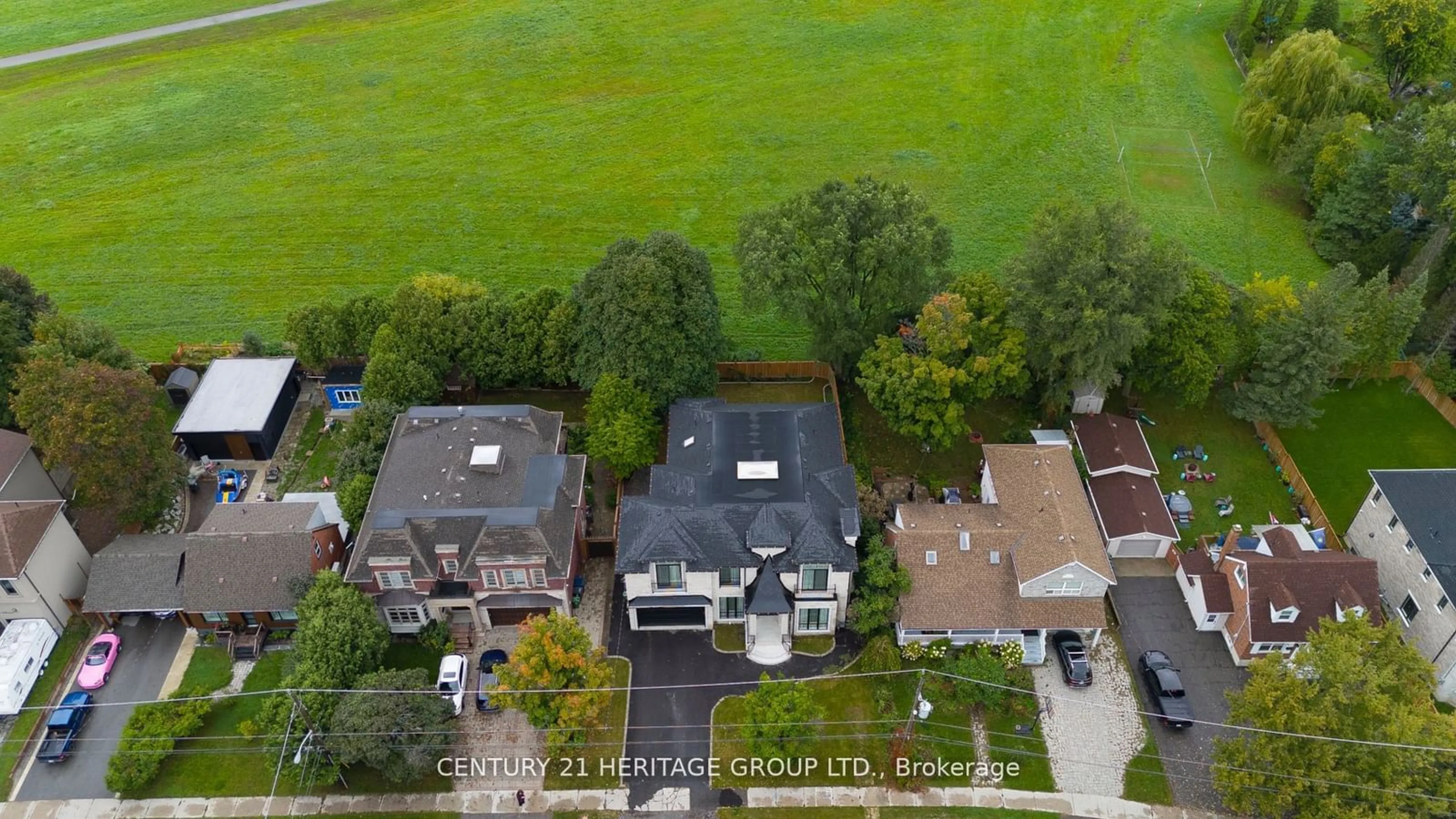 A pic from outside/outdoor area/front of a property/back of a property/a pic from drone, street for 32 Devondale Ave, Toronto Ontario M2R 2E2