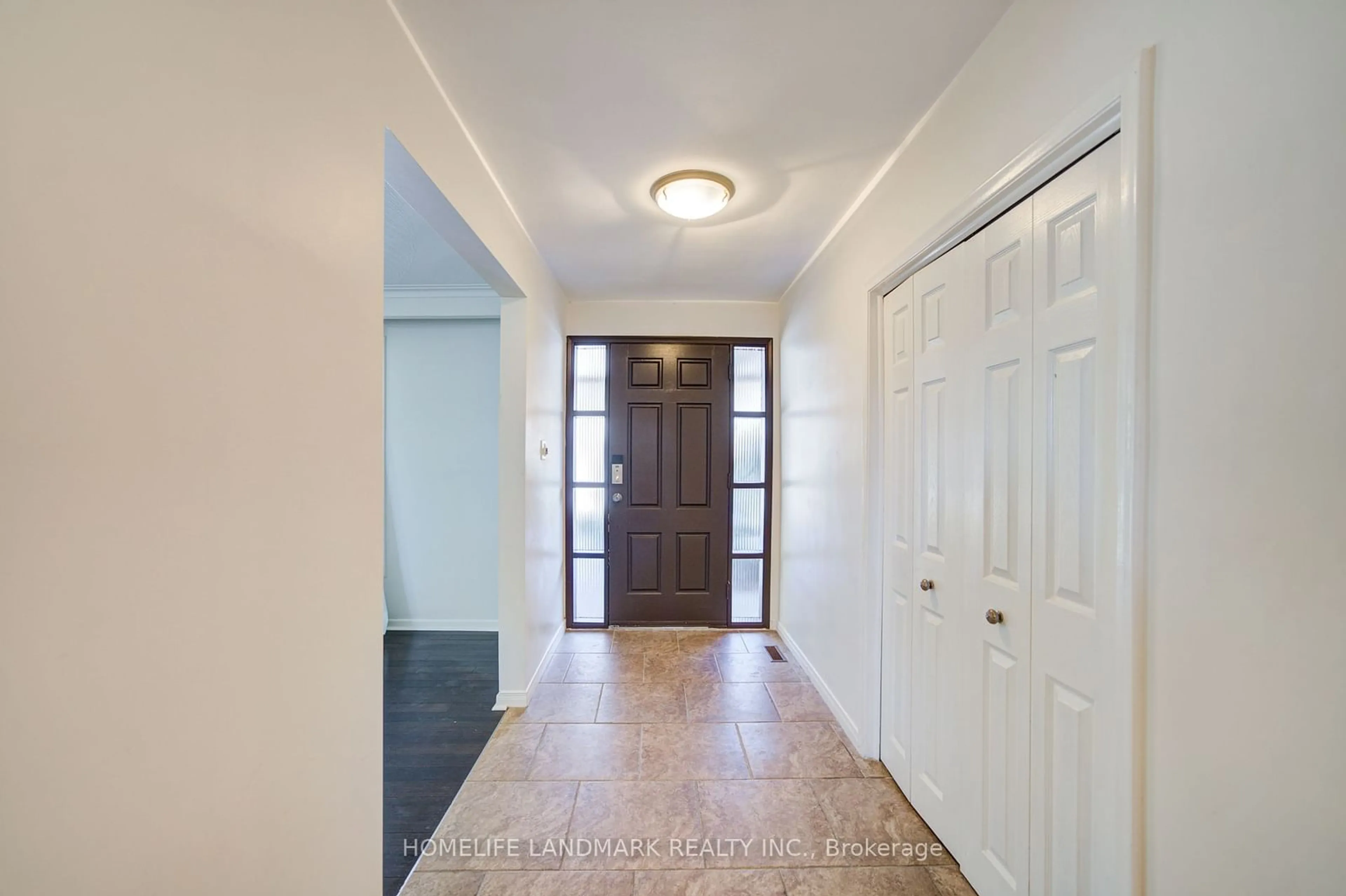 Indoor entryway for 20 Goodview Rd, Toronto Ontario M2J 2K5