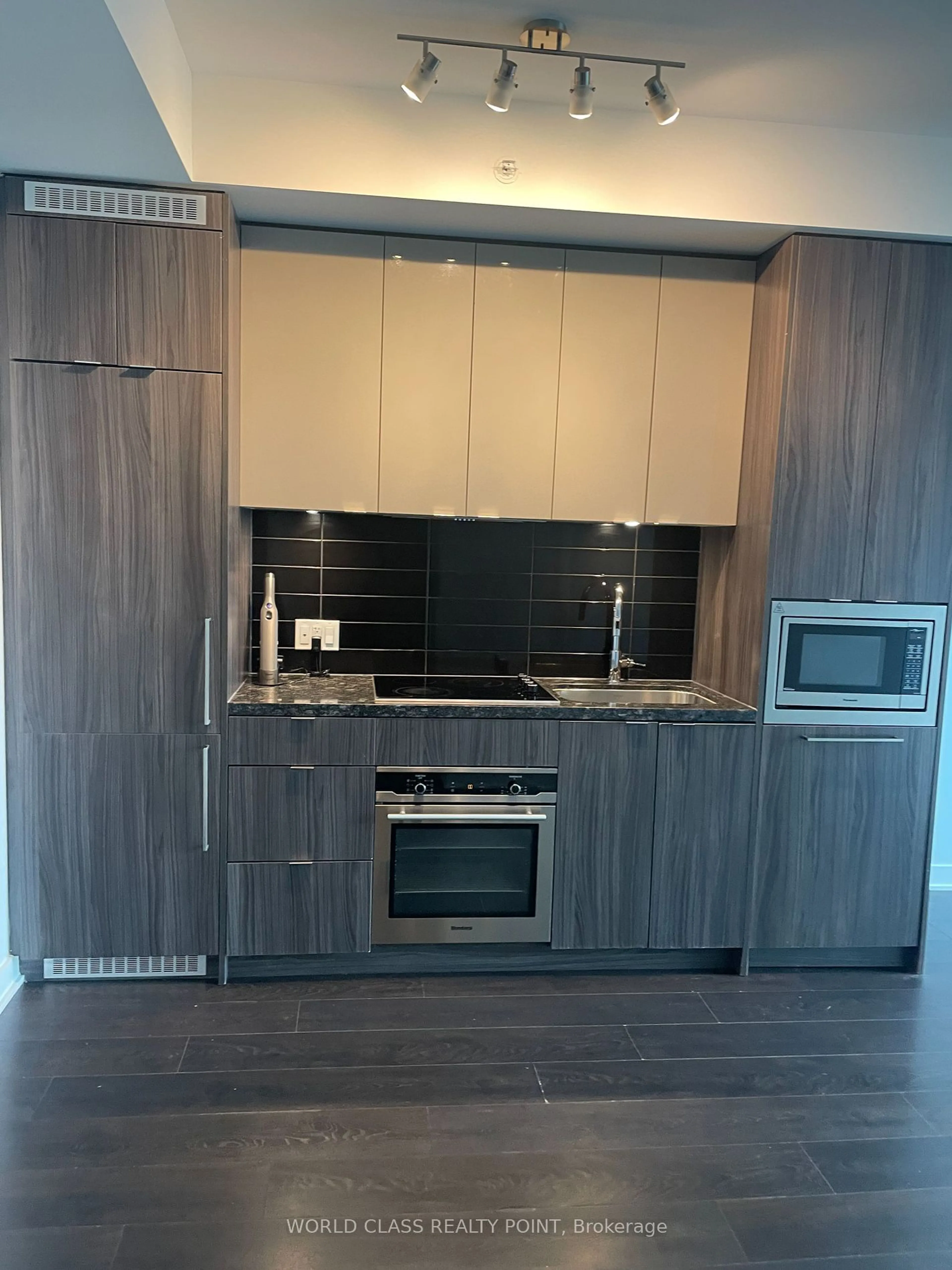 Standard kitchen, wood/laminate floor for 115 Blue Jays Way #3501, Toronto Ontario M5V 0N4