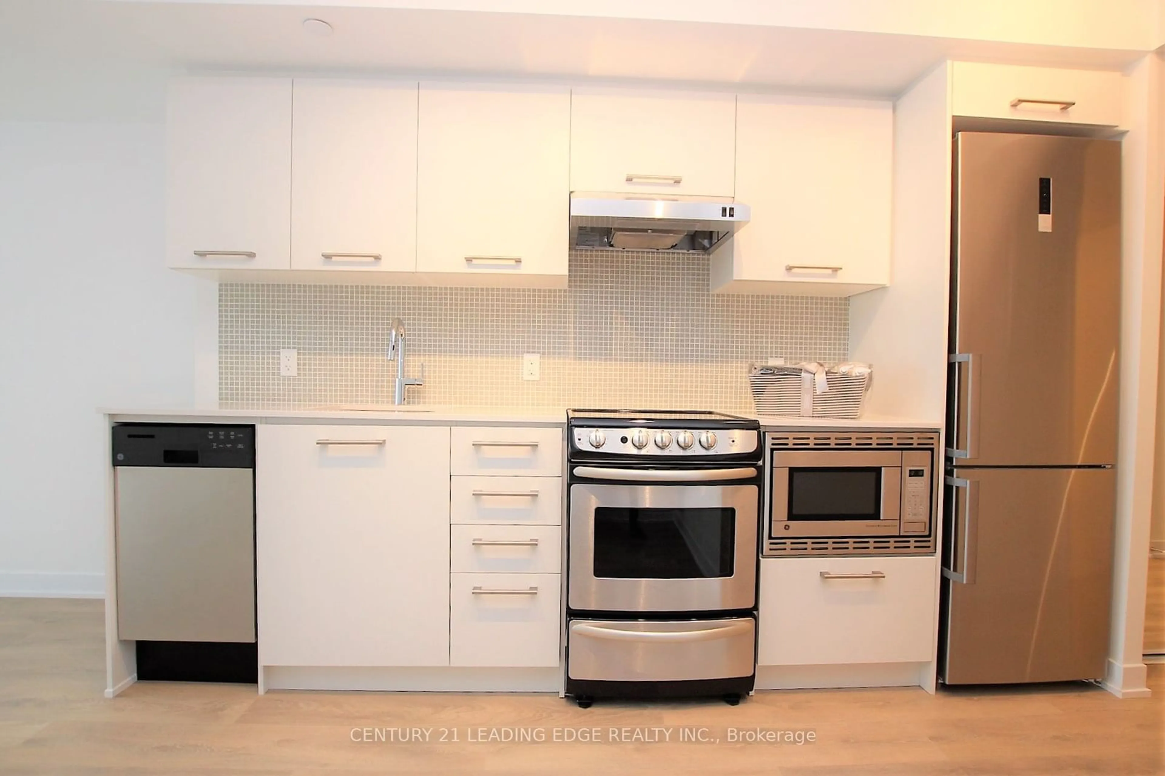 Standard kitchen, wood/laminate floor for 87 Peter St #1108, Toronto Ontario M5V 2G4