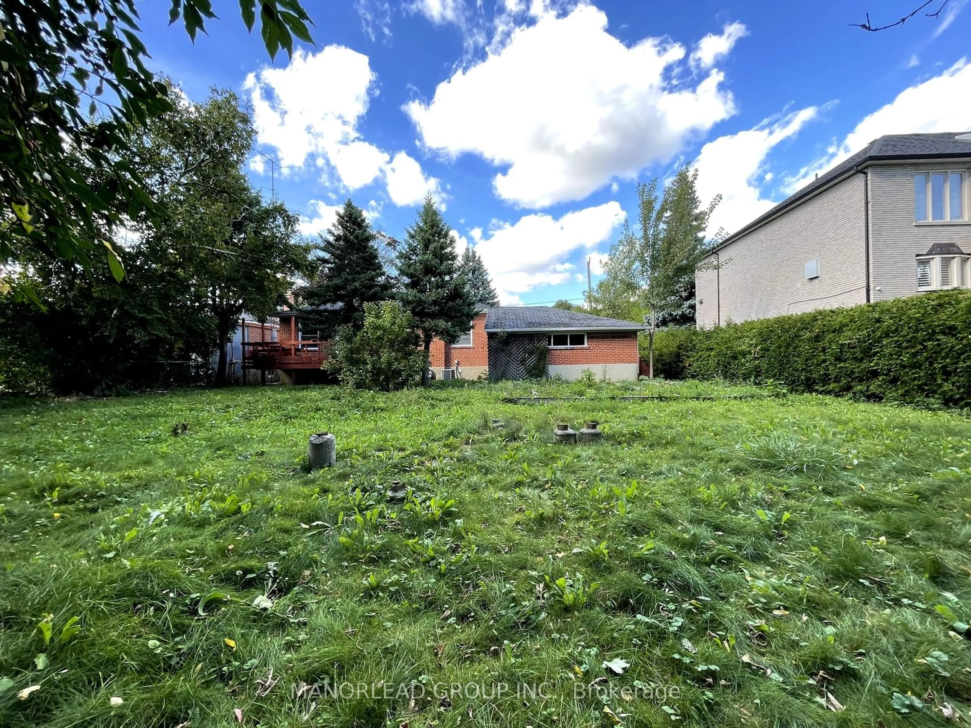 A pic from outside/outdoor area/front of a property/back of a property/a pic from drone, street for 33 Urbandale Ave, Toronto Ontario M2M 2G9