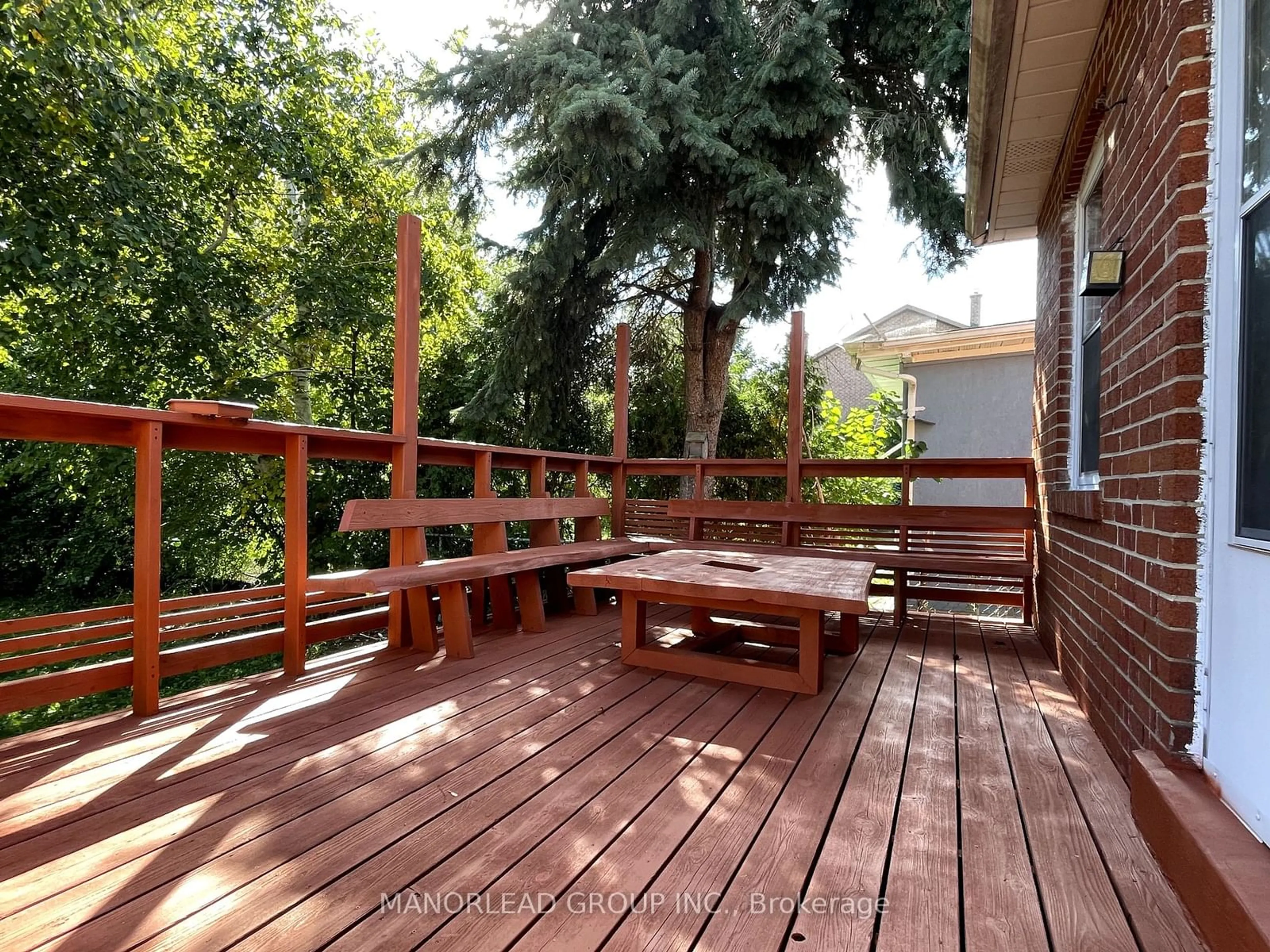 Patio, forest/trees view for 33 Urbandale Ave, Toronto Ontario M2M 2G9