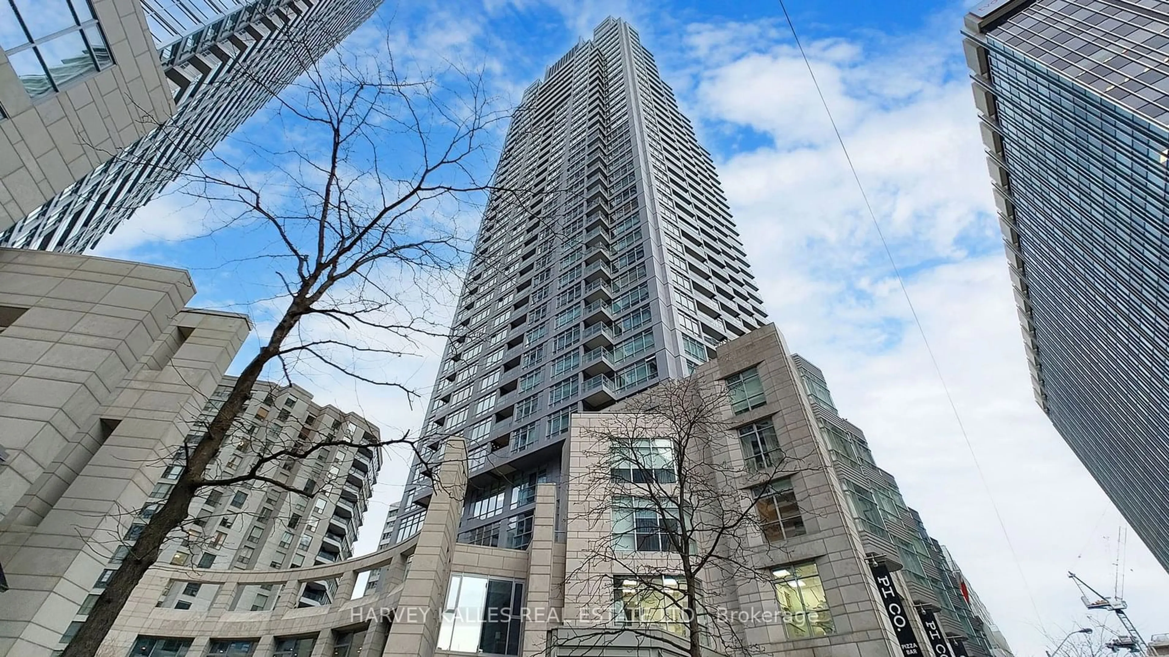 Indoor foyer for 2181 Yonge St #1612, Toronto Ontario M5S 3H7