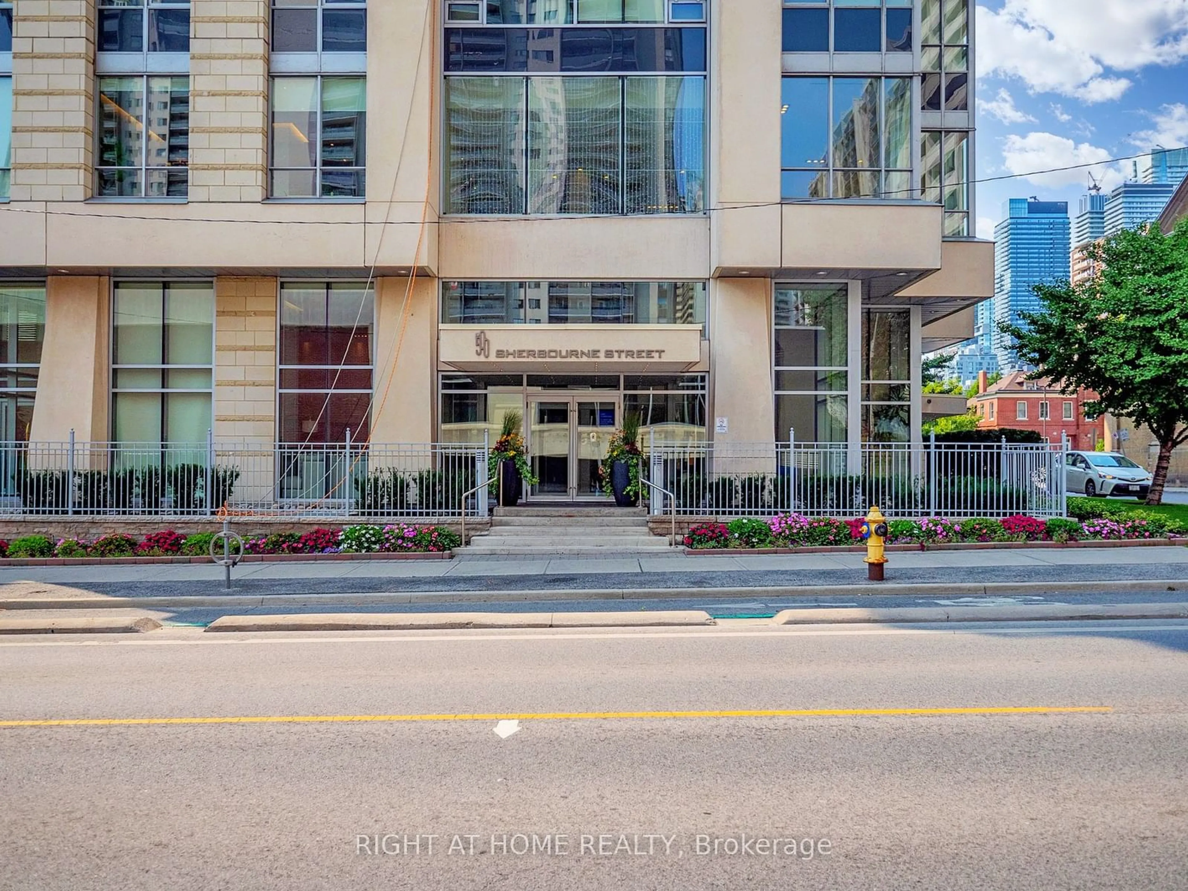 Indoor foyer for 500 Sherbourne St #2604, Toronto Ontario M4X 1L1