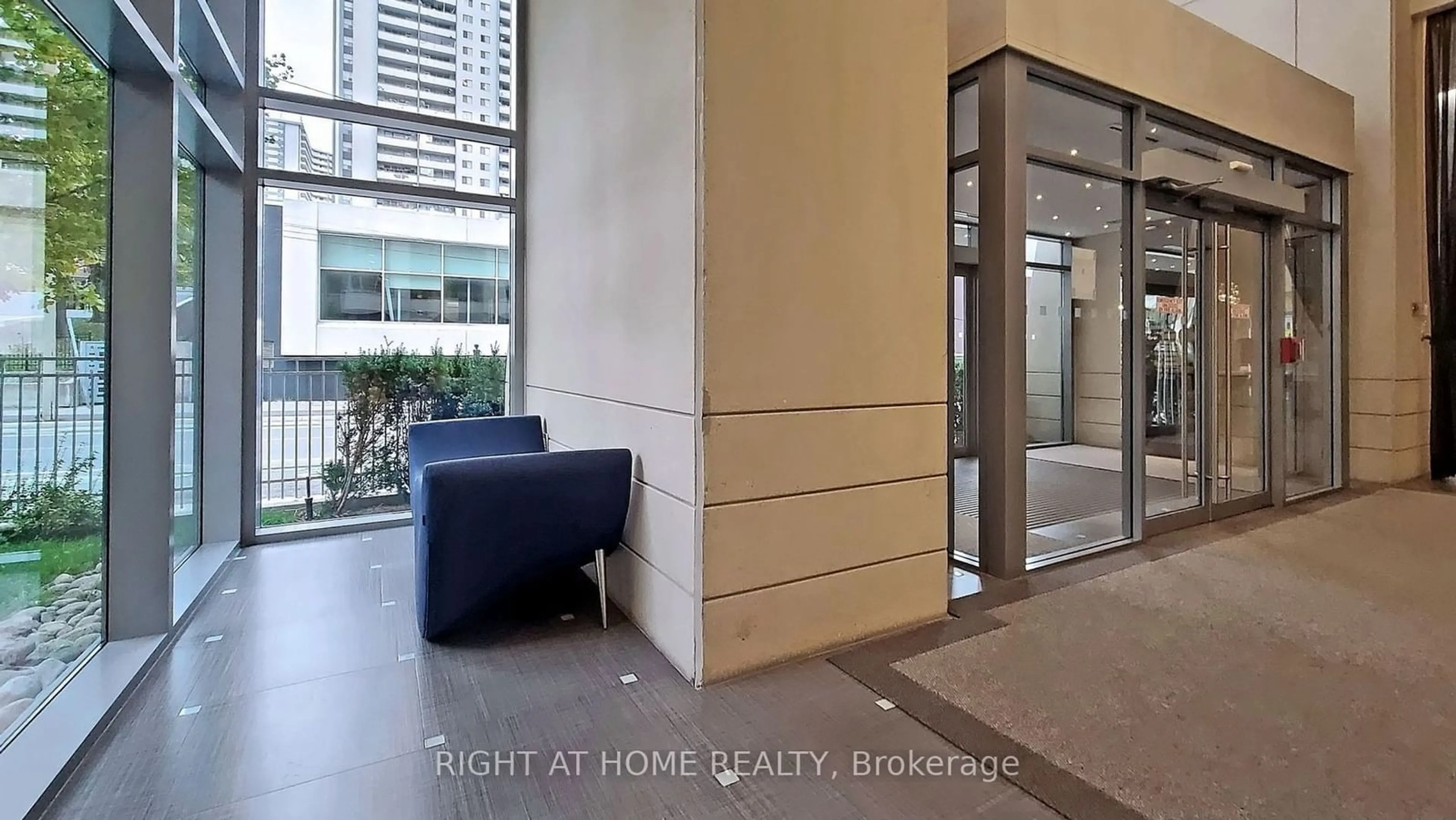 Indoor foyer for 500 Sherbourne St #2604, Toronto Ontario M4X 1L1