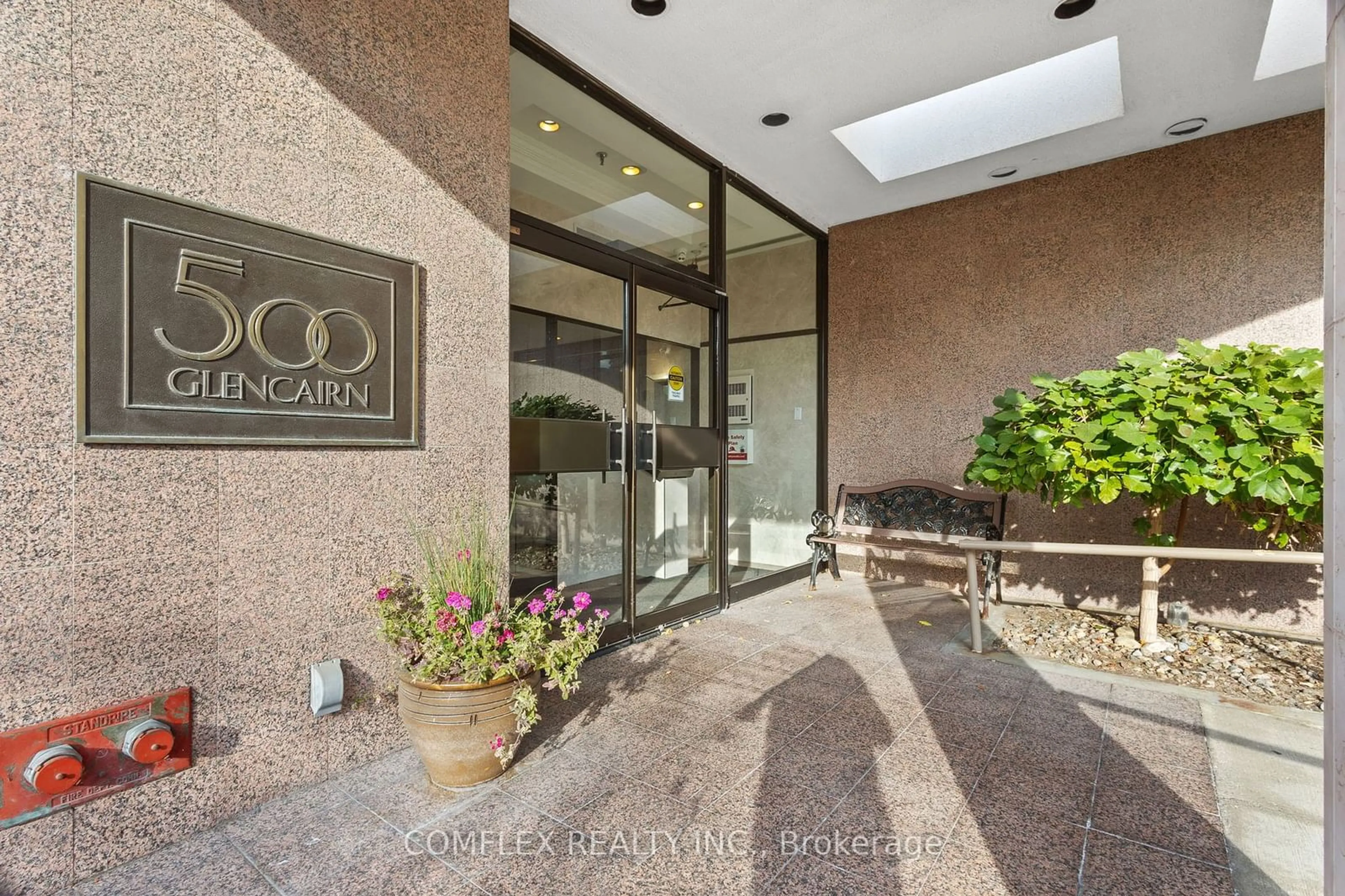 Indoor foyer for 500 Glencairn Ave #208, Toronto Ontario M6B 1Z1