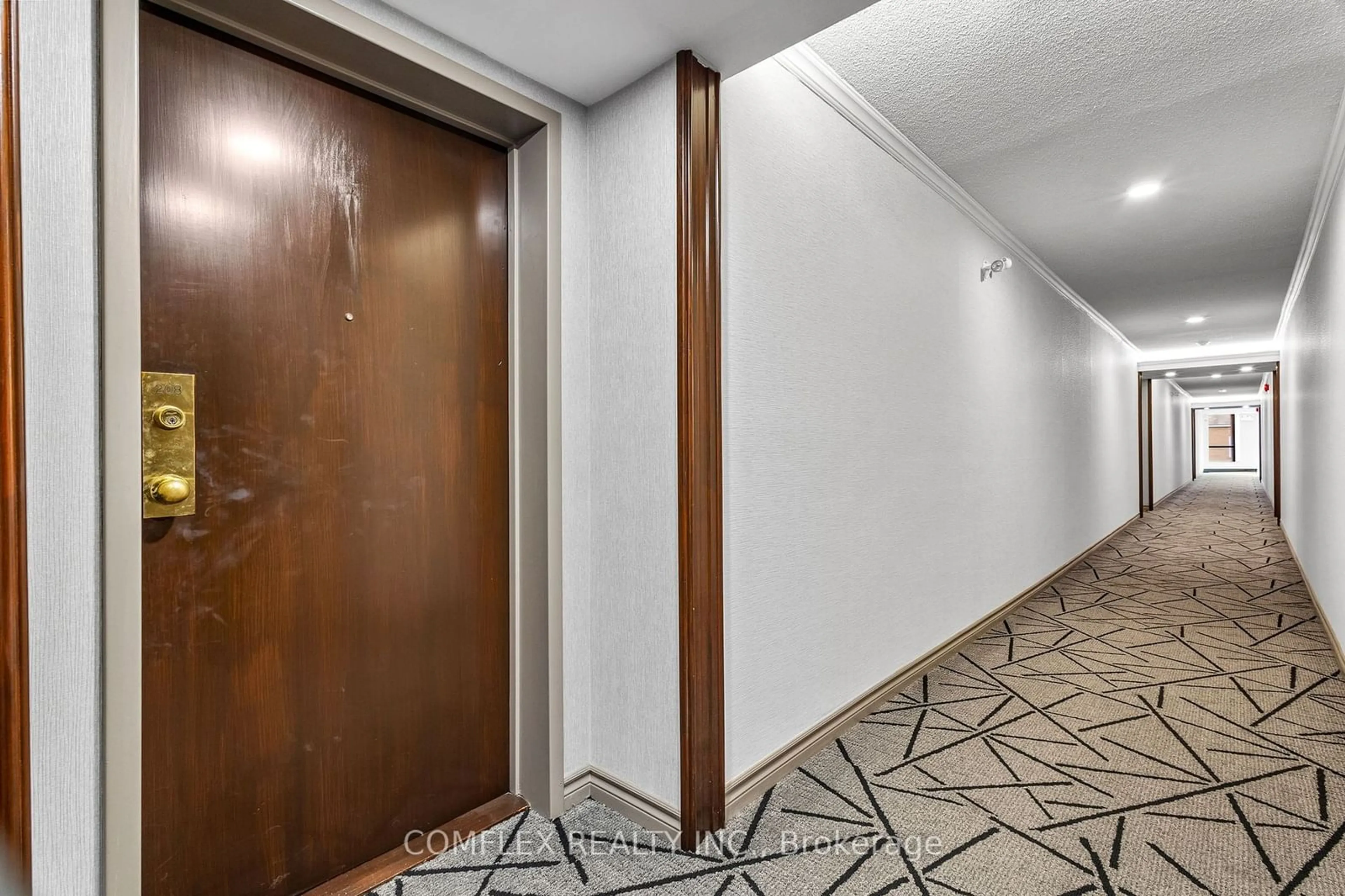 Indoor foyer for 500 Glencairn Ave #208, Toronto Ontario M6B 1Z1