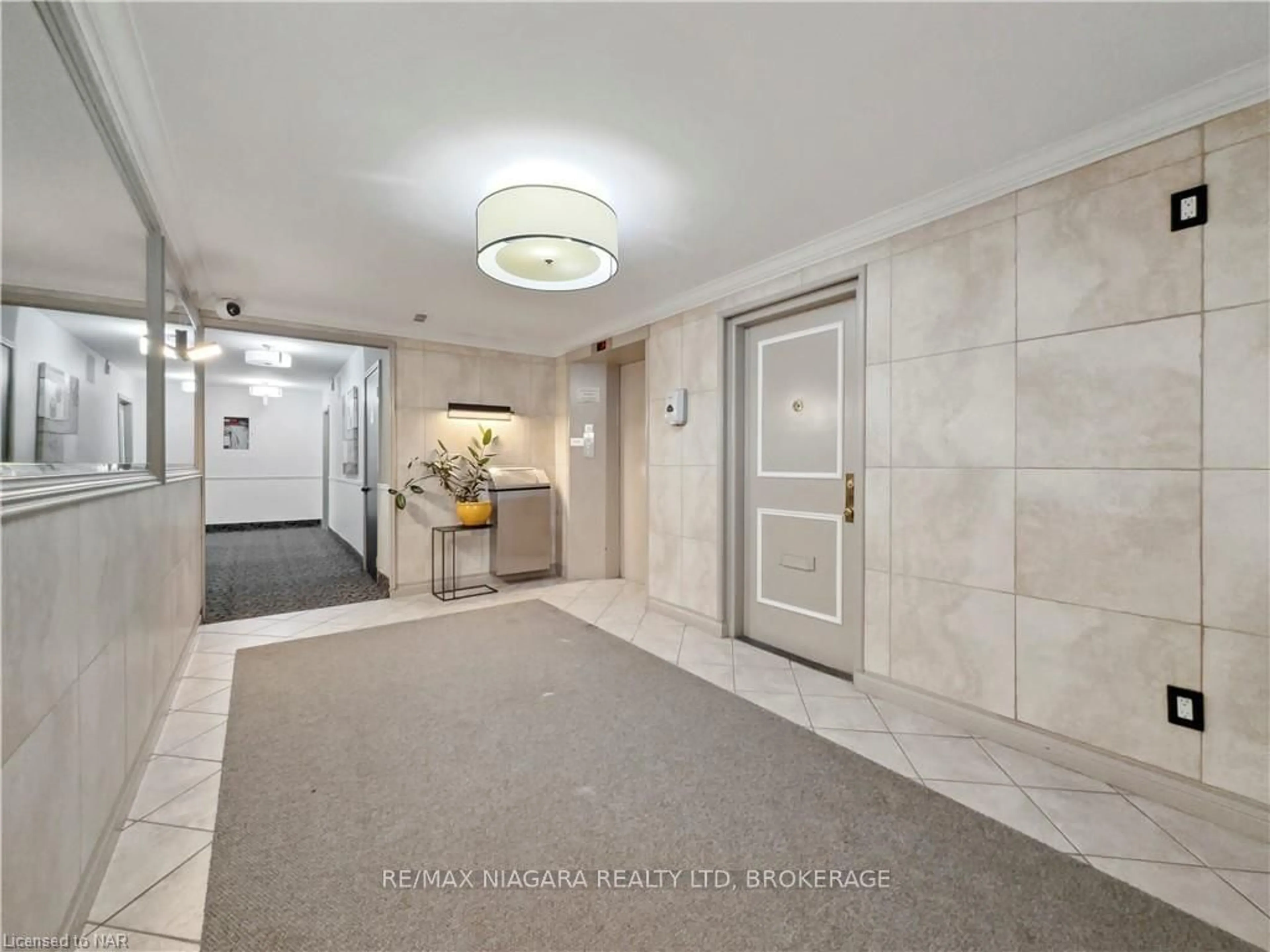 Indoor foyer for 2 RIDELLE Ave #505, Toronto Ontario M6B 1H4