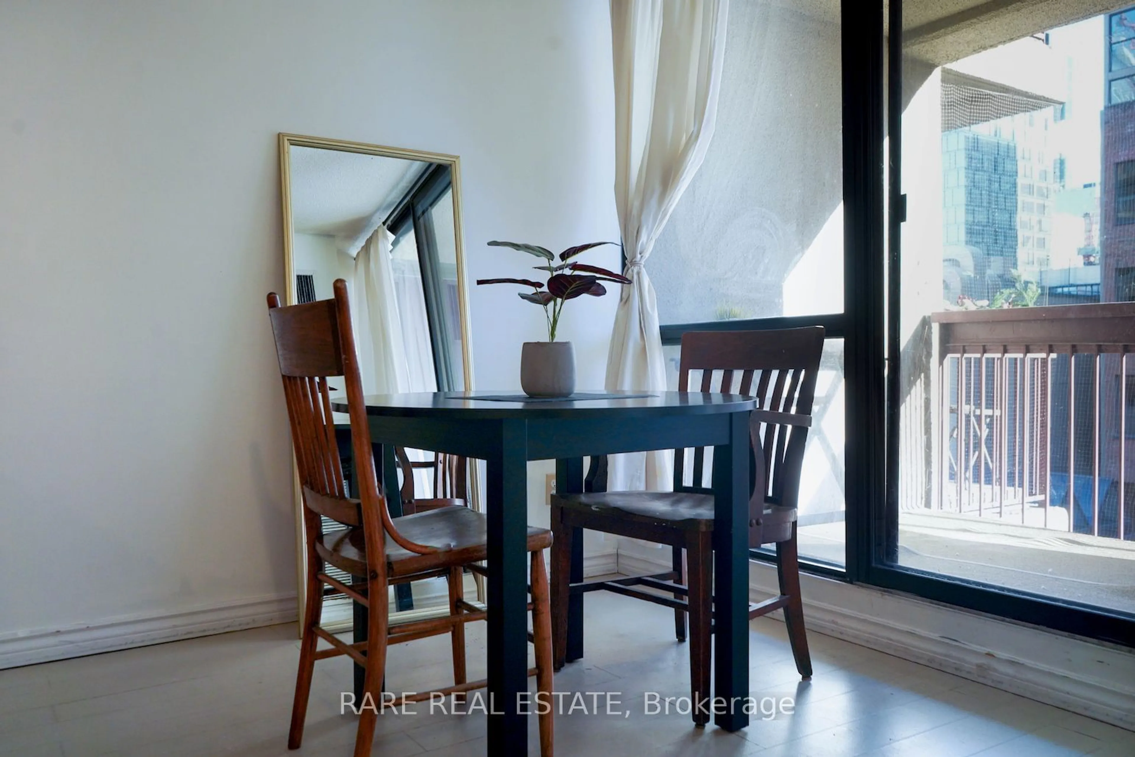 Dining room, wood/laminate floor for 89 Mccaul St #423, Toronto Ontario M5T 2X3