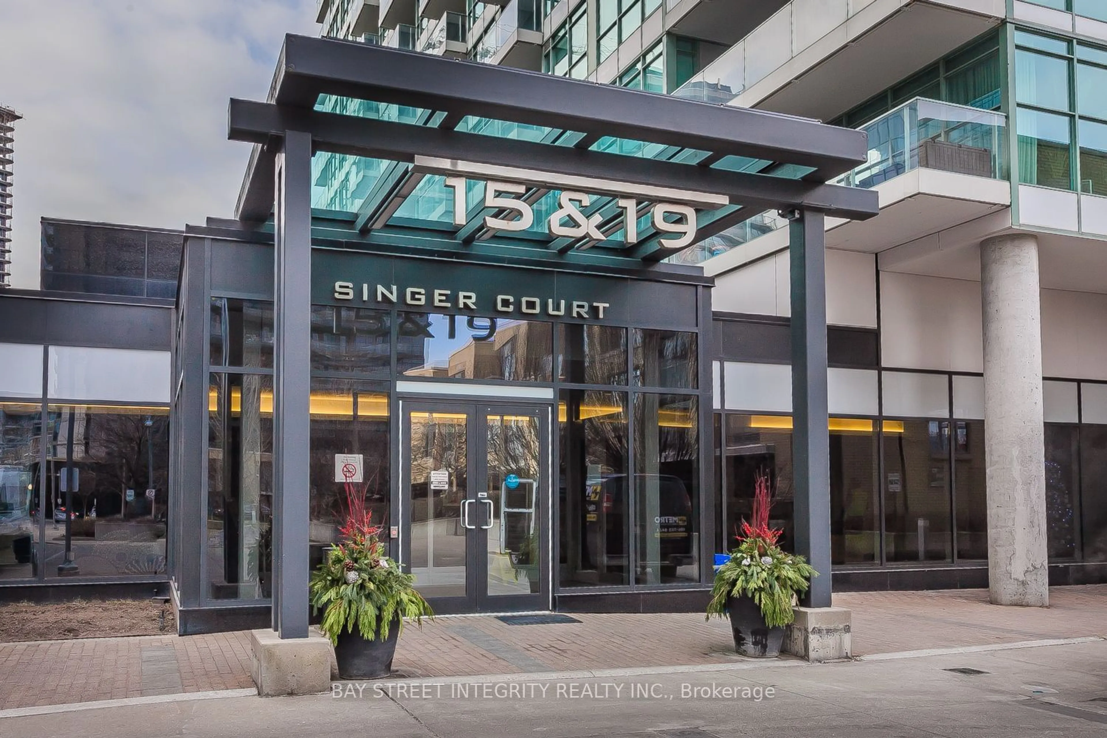 Indoor foyer for 15 Singer Crt #715, Toronto Ontario M2K 0B1