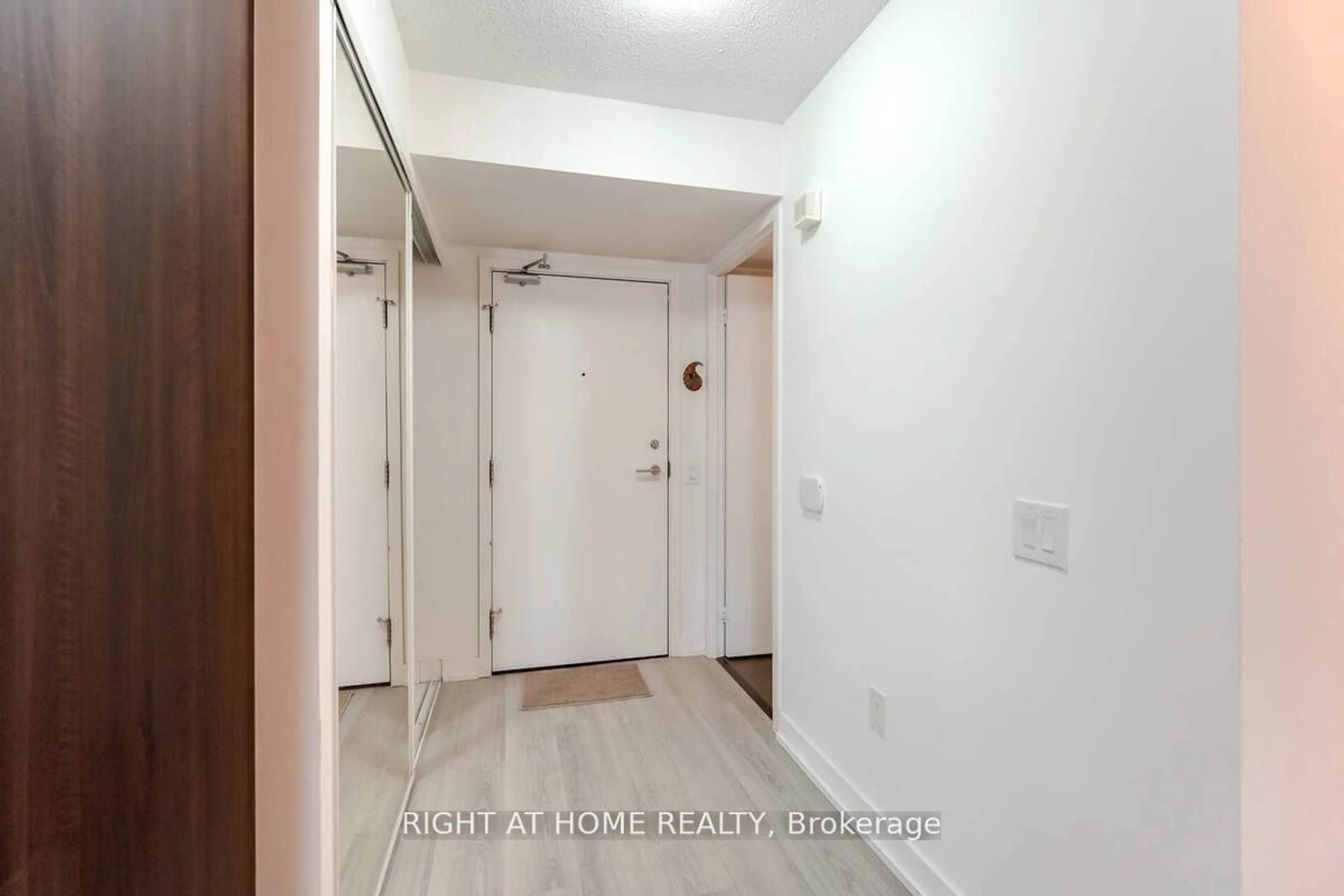 Indoor entryway for 121 Mcmahon Dr #1216, Toronto Ontario M2K 0C1