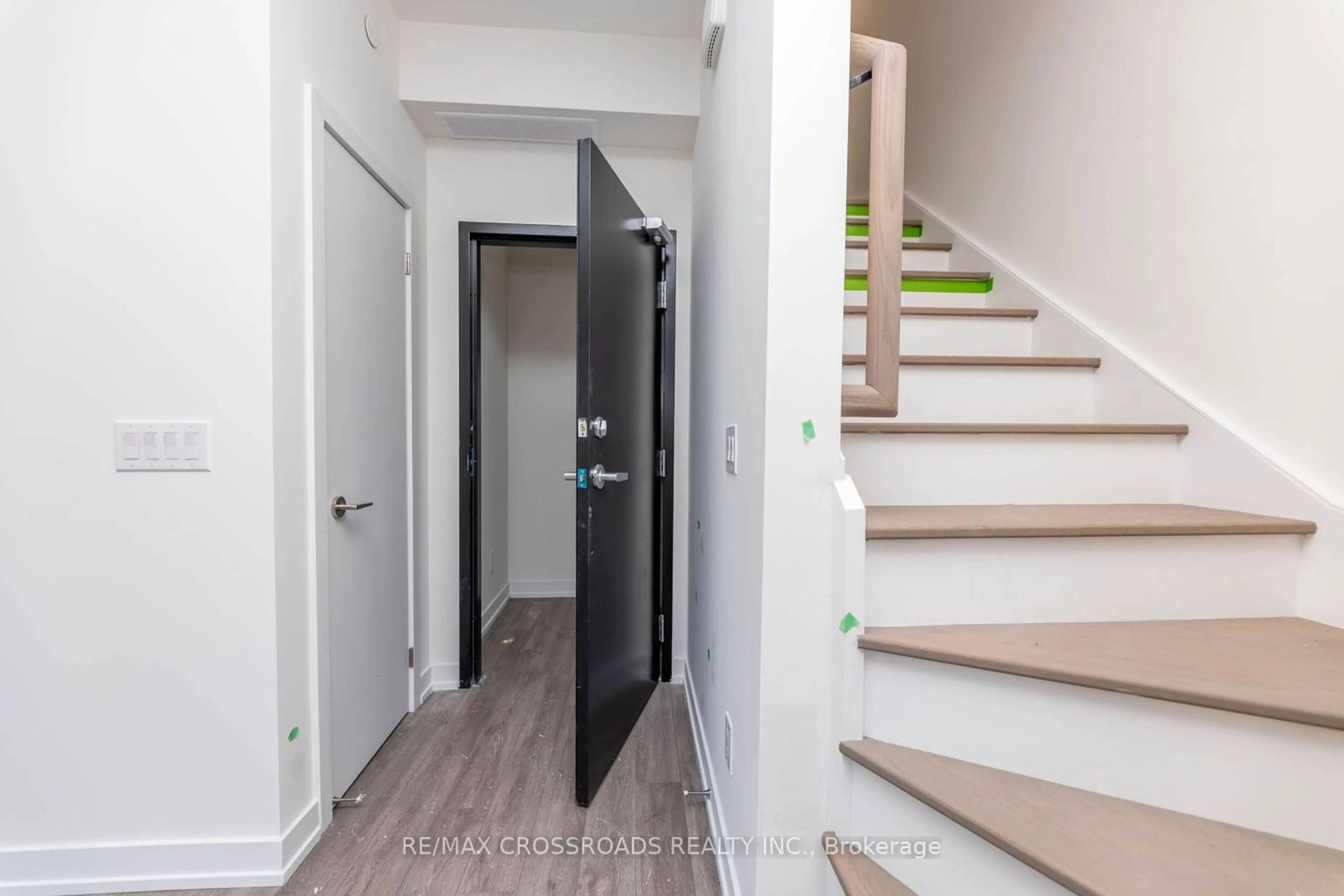 Indoor entryway for 871 Sheppard Ave #TH11, Toronto Ontario M3H 2T4