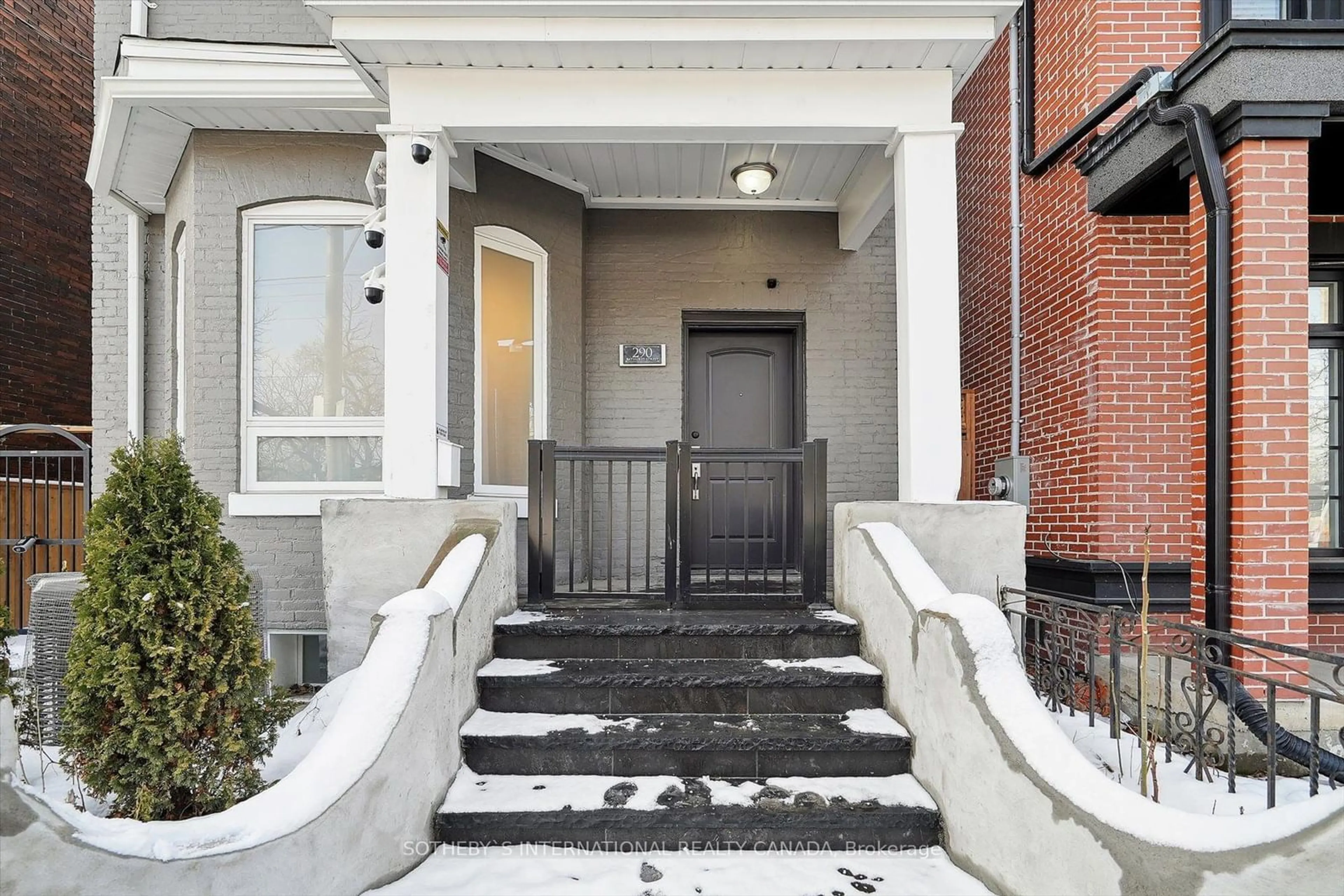 Indoor entryway for 290 Bathurst St, Toronto Ontario M5T 2S3