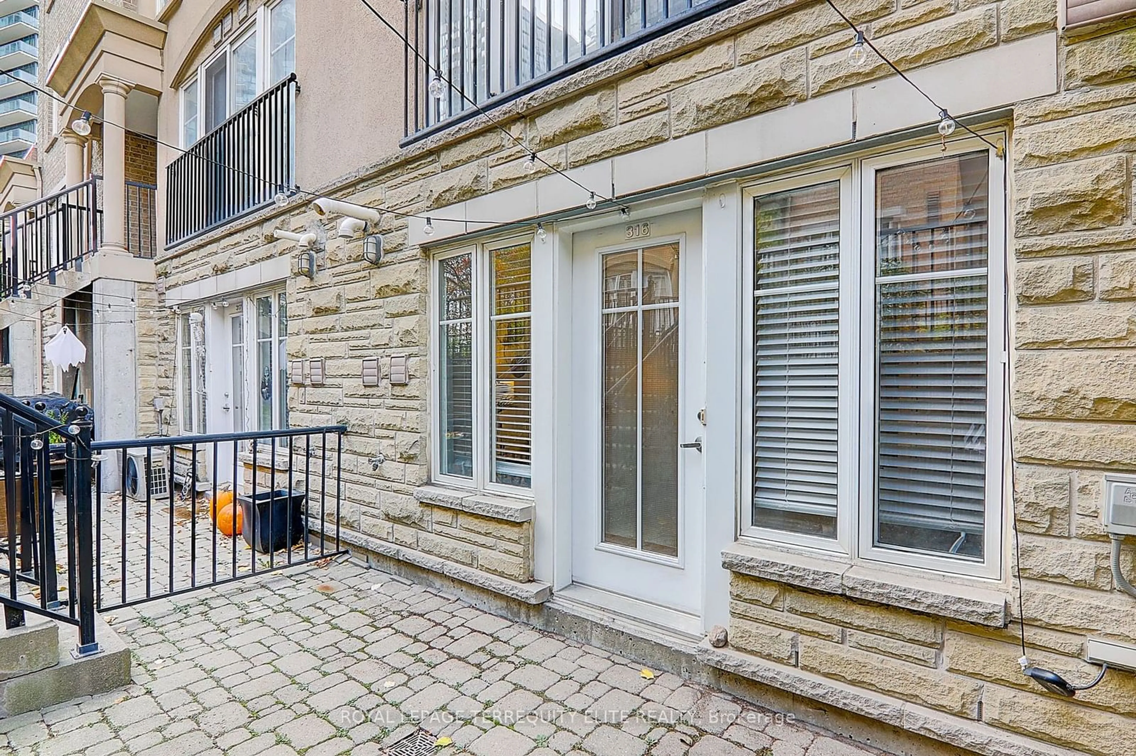 Patio, street for 30 Western Battery Rd #316, Toronto Ontario M6K 3N9