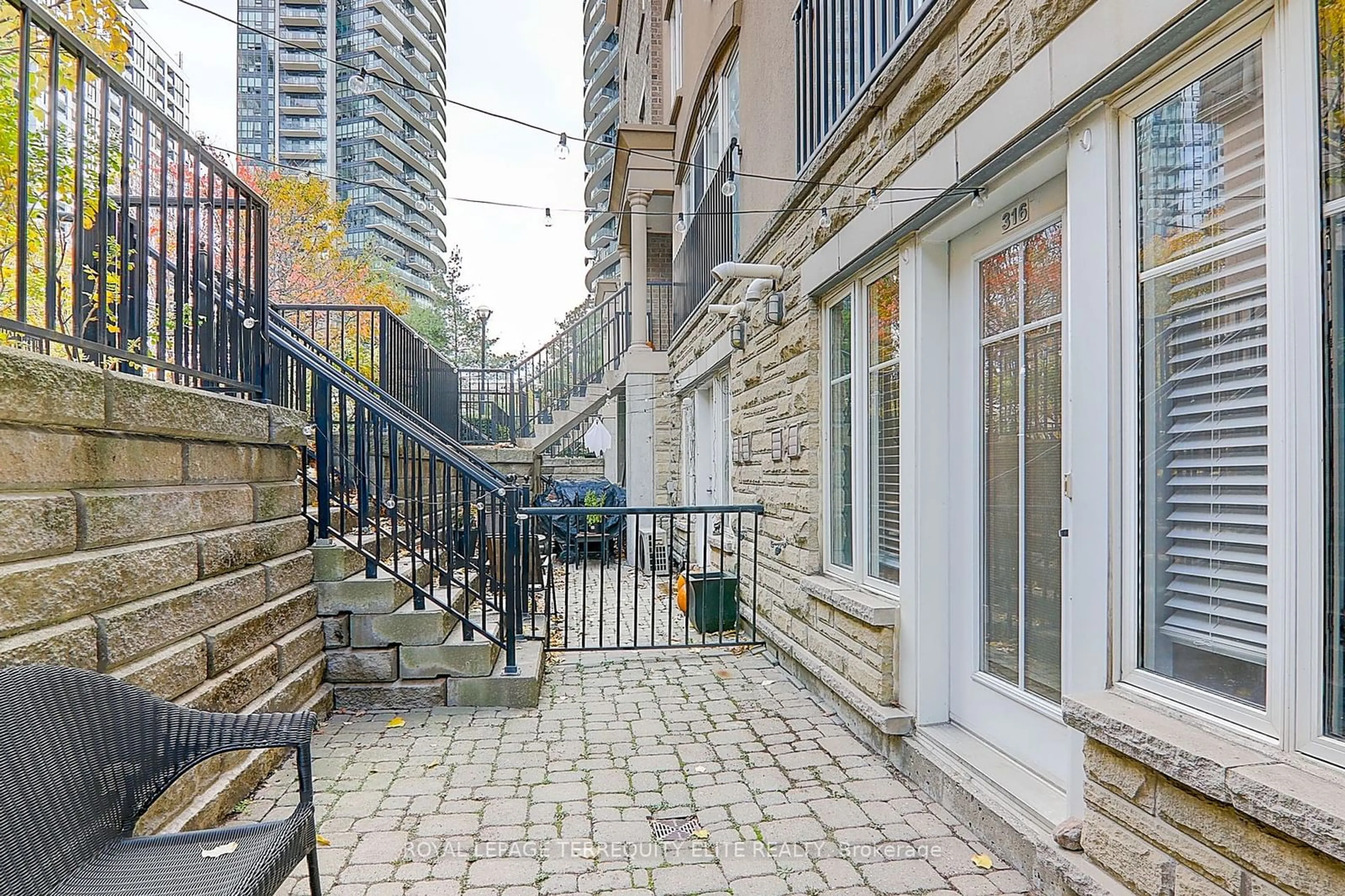 Patio, street for 30 Western Battery Rd #316, Toronto Ontario M6K 3N9