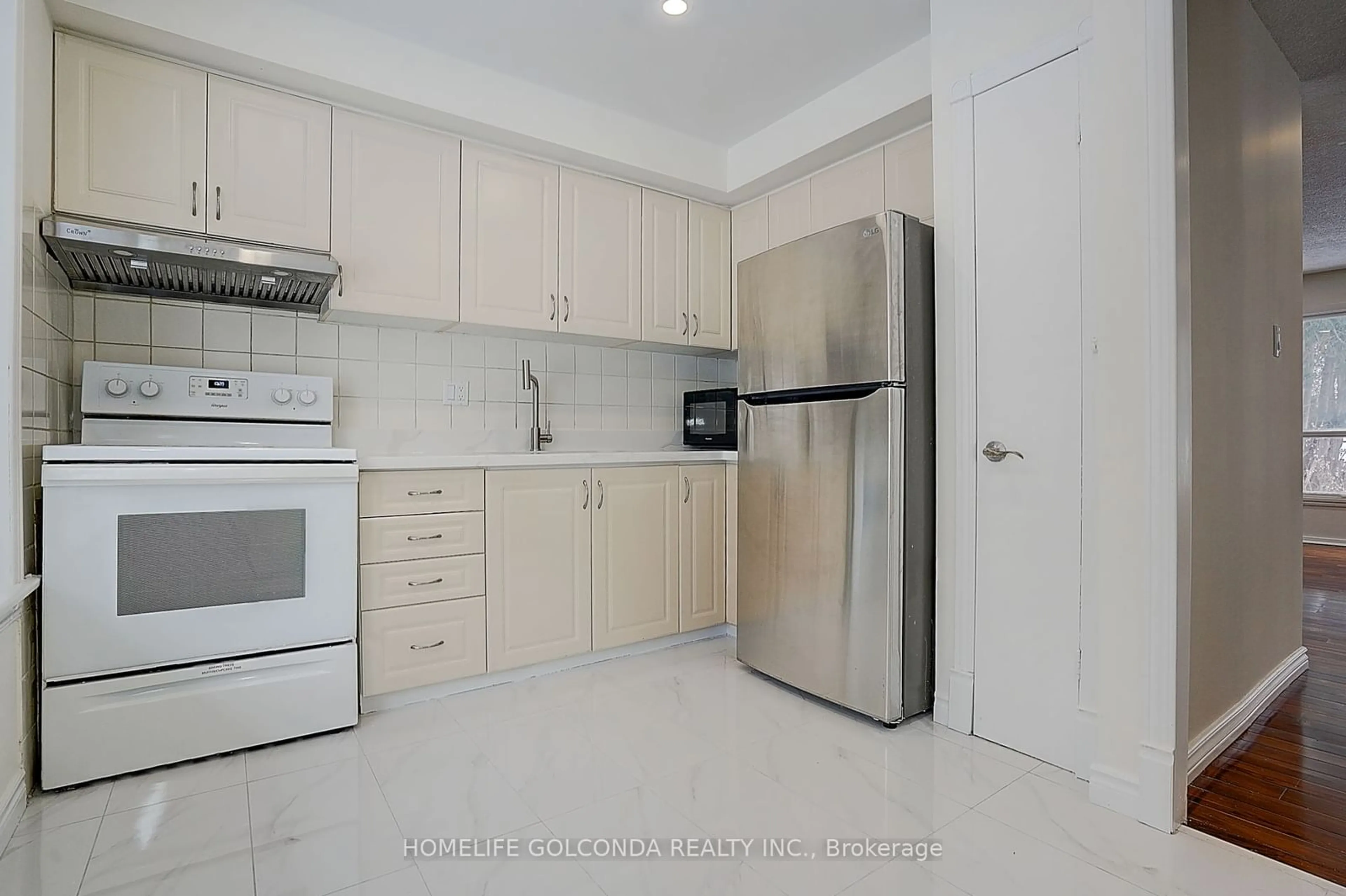 Standard kitchen, unknown for 38 Applegate Cres, Toronto Ontario M2H 2R4