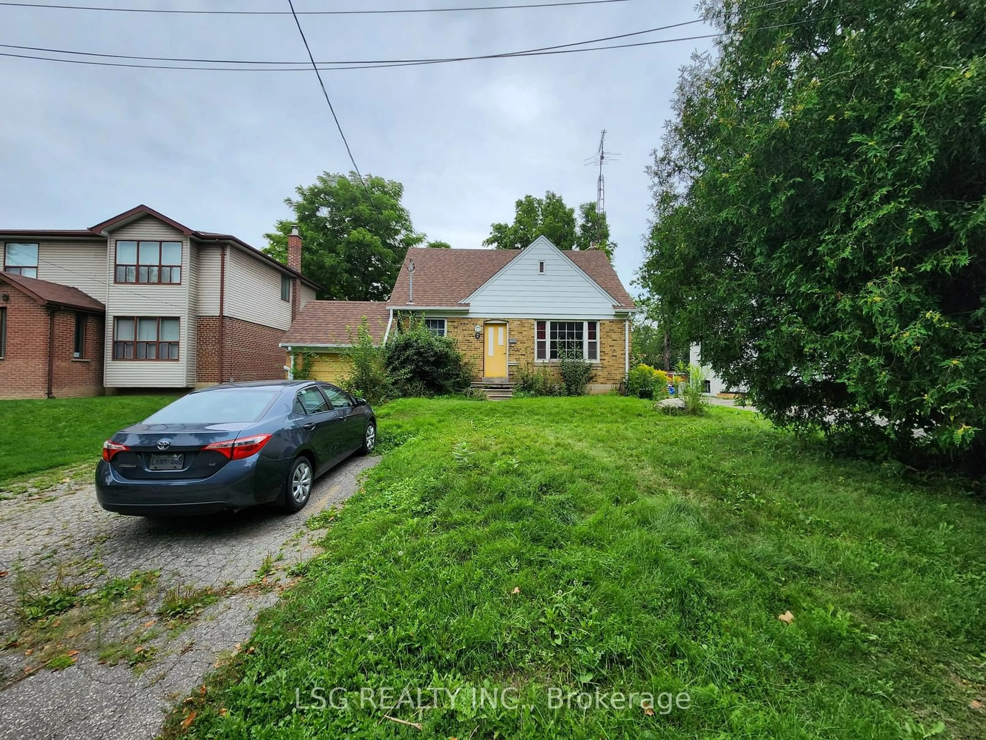 A pic from outside/outdoor area/front of a property/back of a property/a pic from drone, street for 22 Homewood Ave, Toronto Ontario M2M 1J9