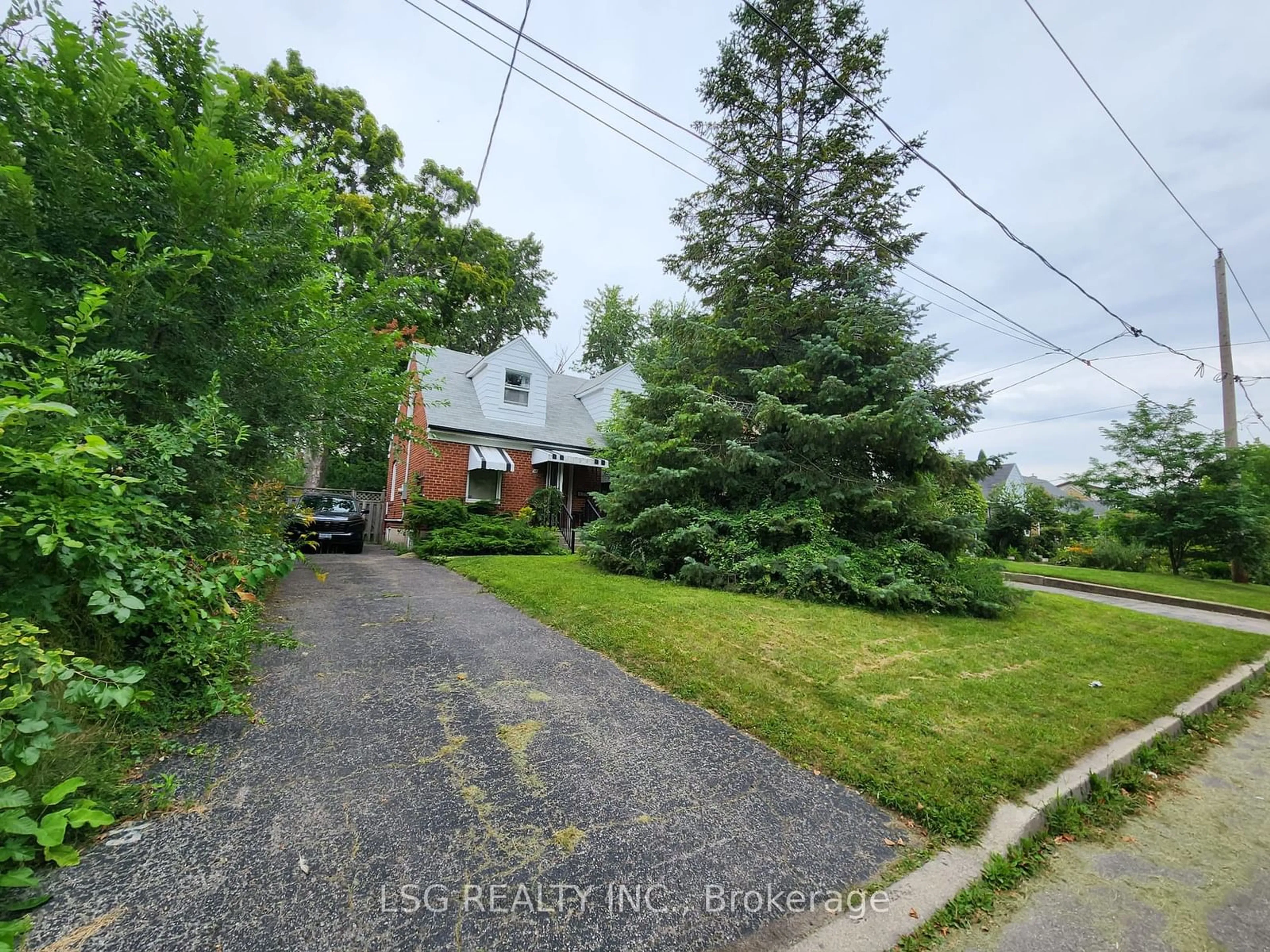 A pic from outside/outdoor area/front of a property/back of a property/a pic from drone, street for 18 Homewood Ave, Toronto Ontario M2M 1J9