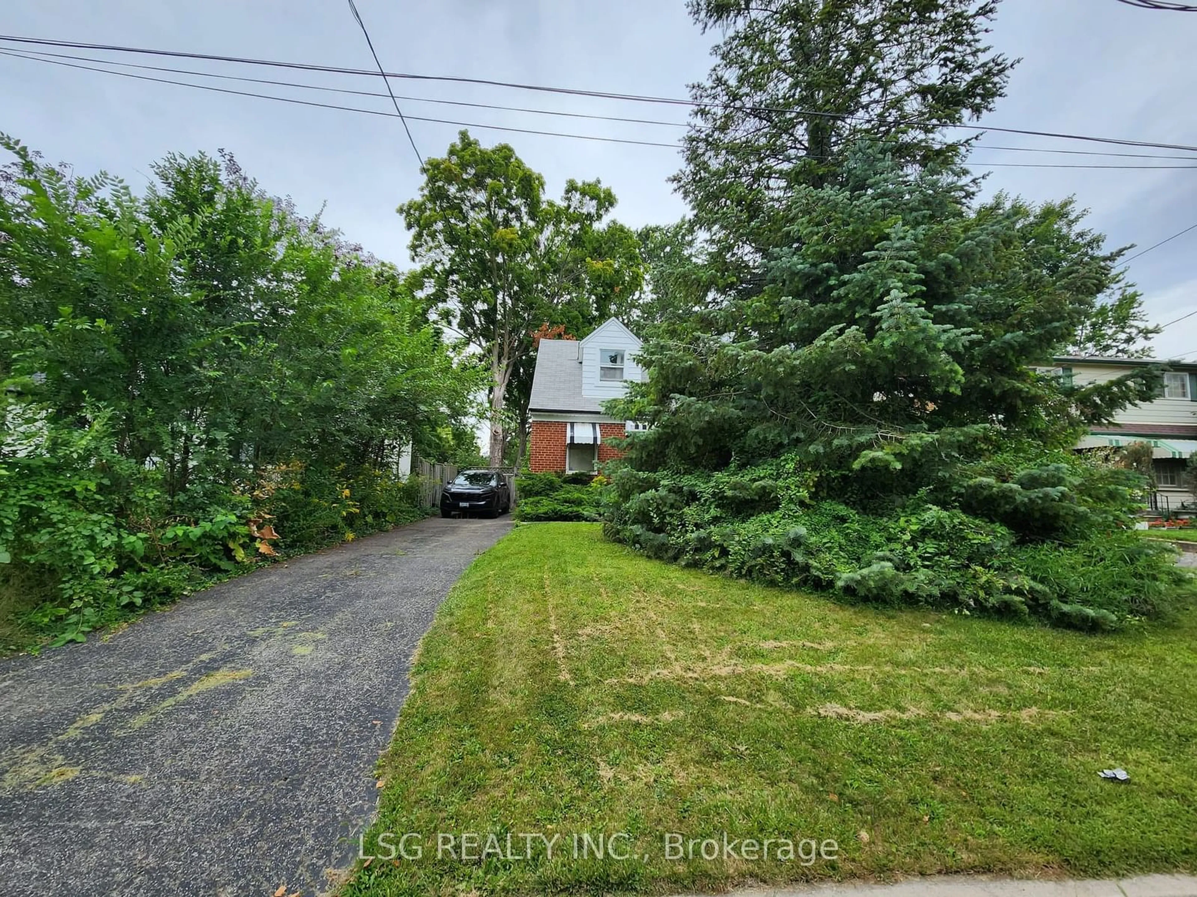 A pic from outside/outdoor area/front of a property/back of a property/a pic from drone, street for 18 Homewood Ave, Toronto Ontario M2M 1J9