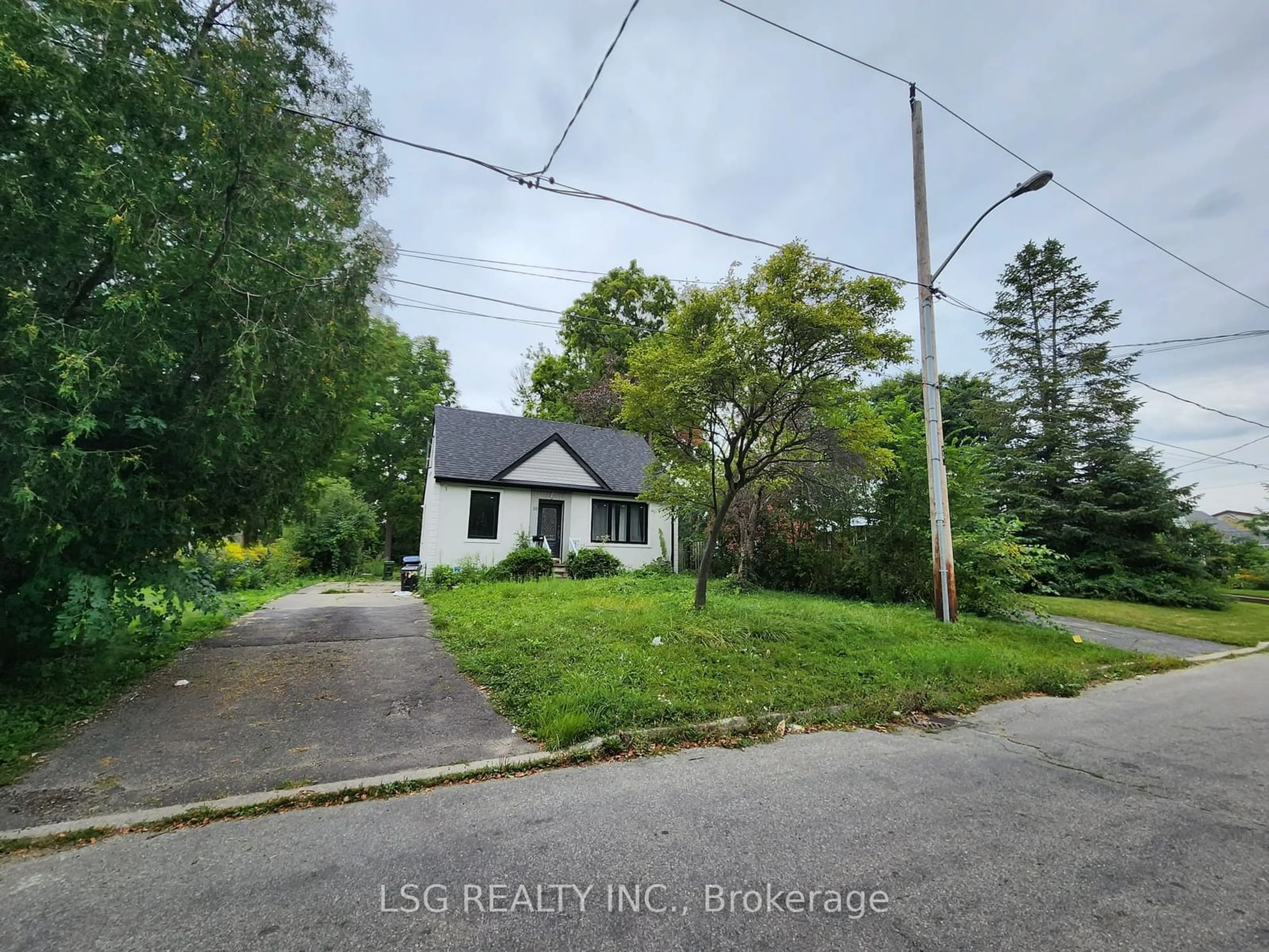 A pic from outside/outdoor area/front of a property/back of a property/a pic from drone, street for 20 Homewood Ave, Toronto Ontario M2M 1J9