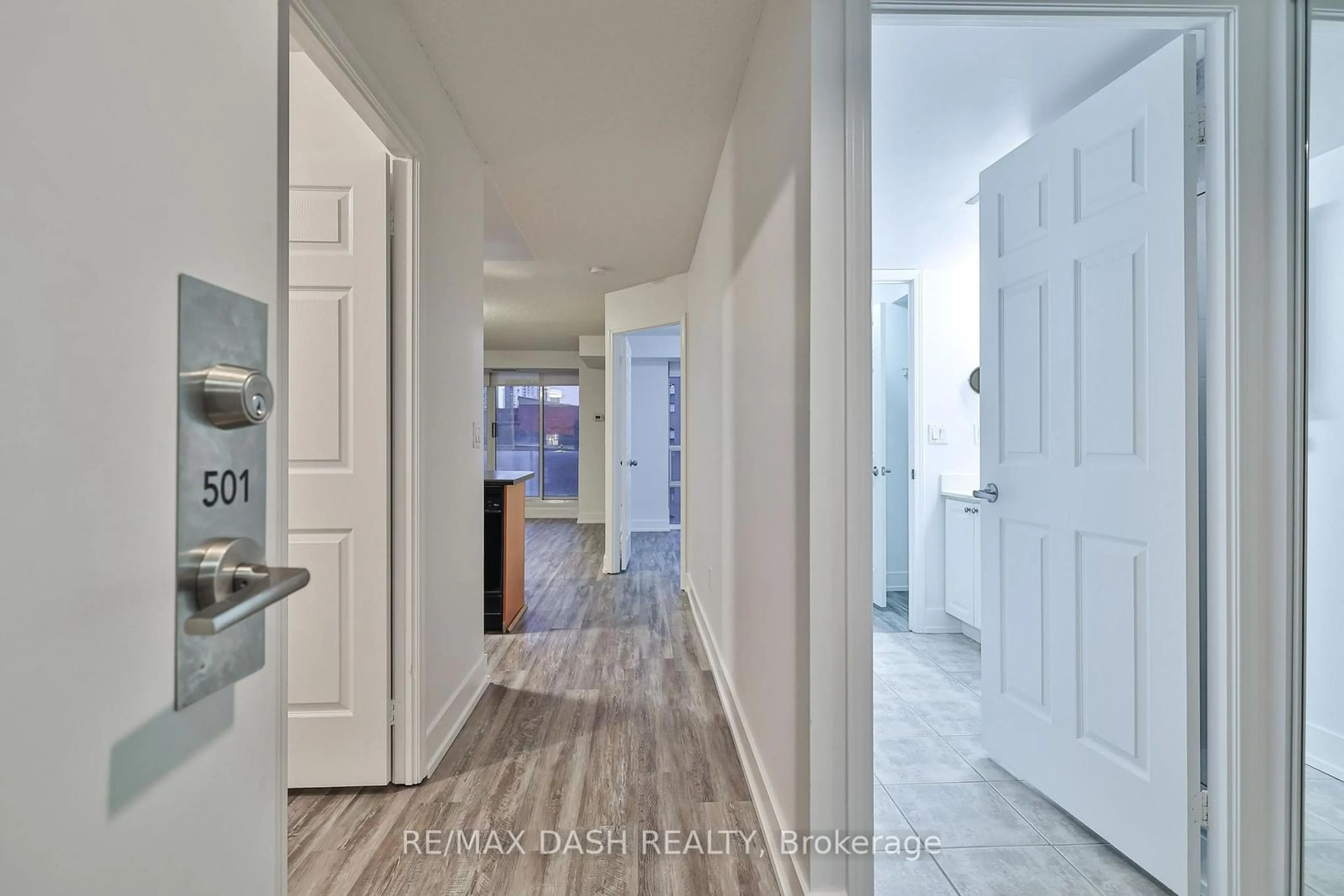 Indoor entryway for 330 Adelaide St #501, Toronto Ontario M5A 4S9