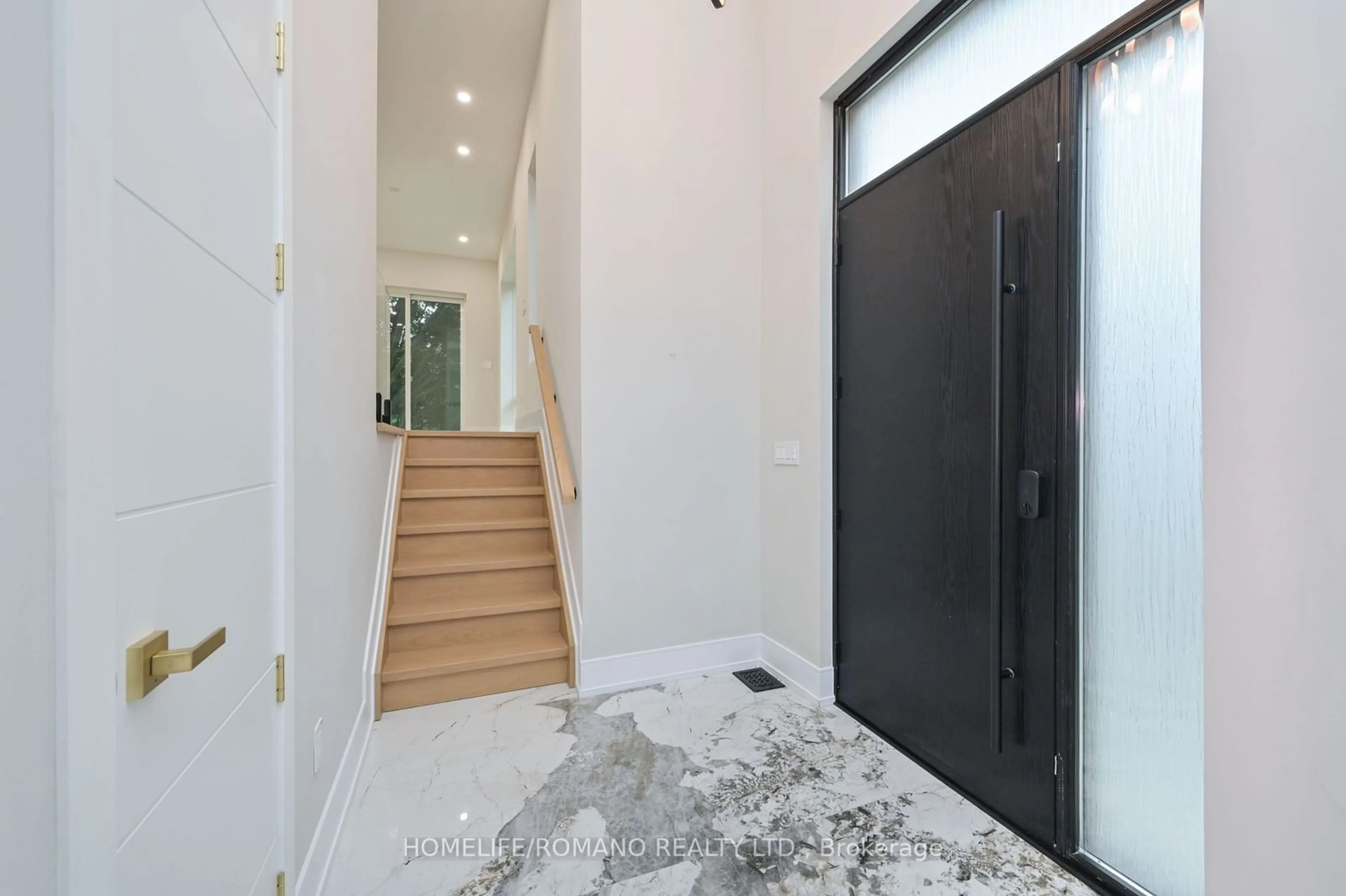 Indoor foyer for 19 King High Ave, Toronto Ontario M3H 3A8