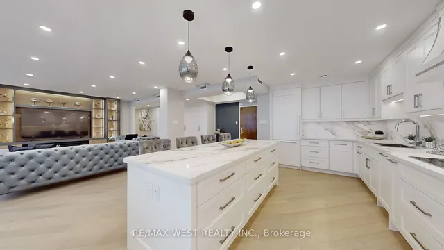 Additional property image - 900 Yonge St Unit 1403