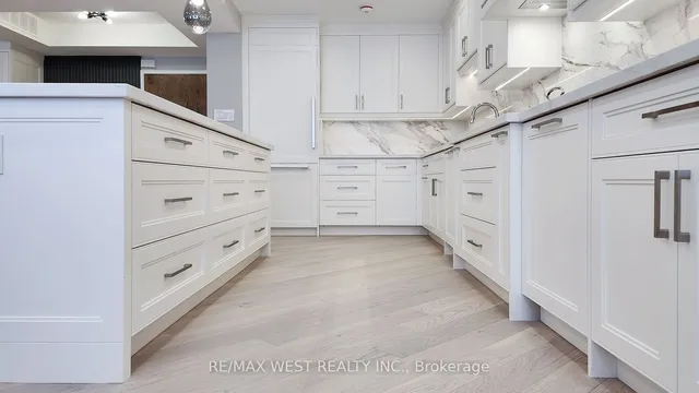 Additional property image - 900 Yonge St Unit 1403