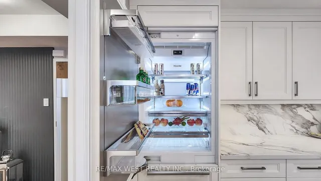 Additional property image - 900 Yonge St Unit 1403