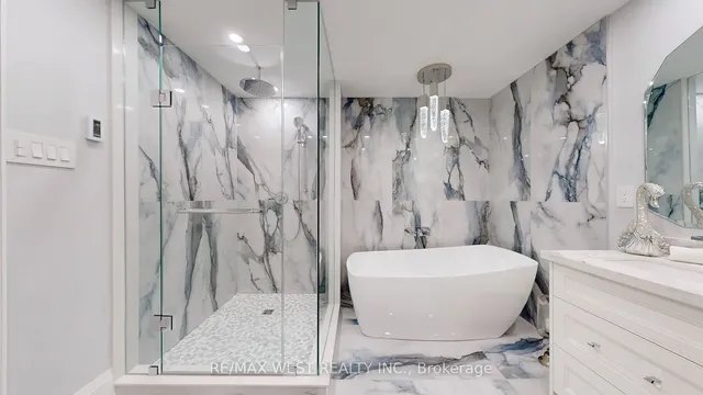 Additional property image - 900 Yonge St Unit 1403
