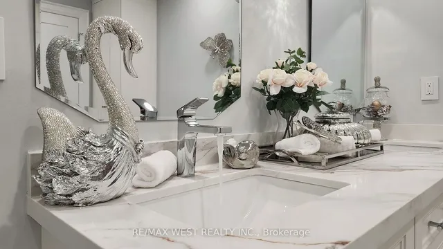 Additional property image - 900 Yonge St Unit 1403