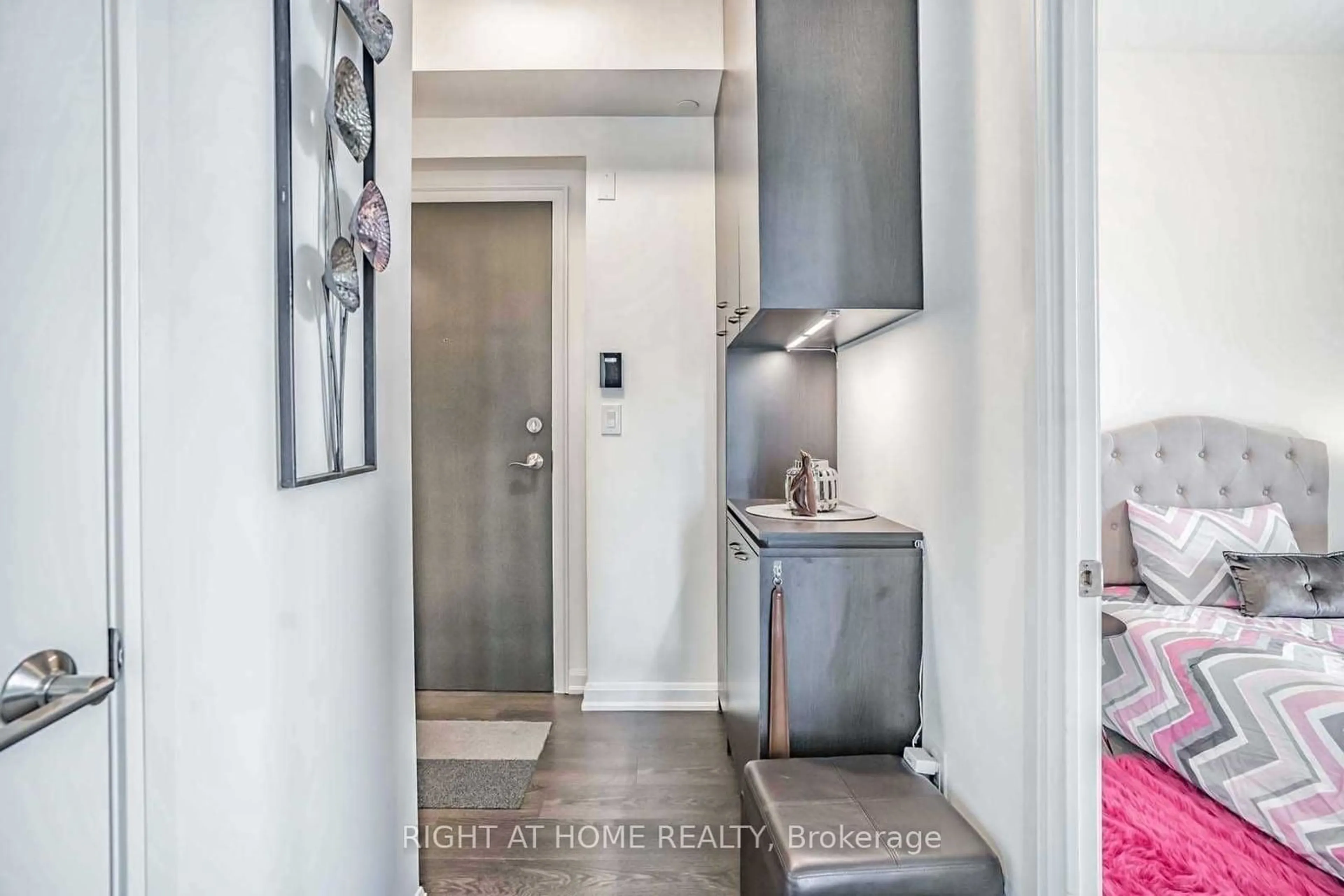 Indoor entryway for 9 Bogert Ave #808, Toronto Ontario M2N 0H3