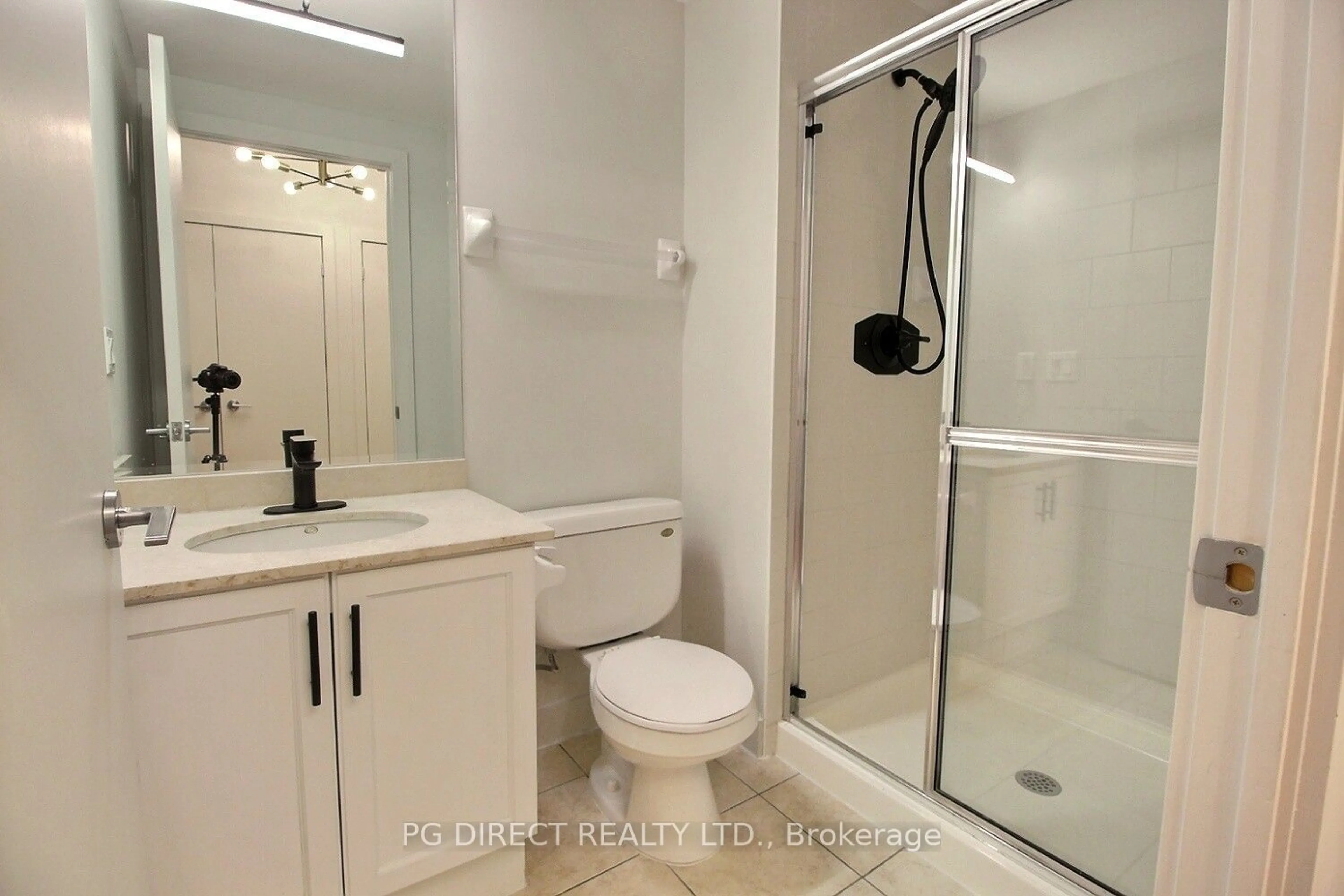 Standard bathroom, ceramic/tile floor for 438 King St #604, Toronto Ontario M5V 3T9