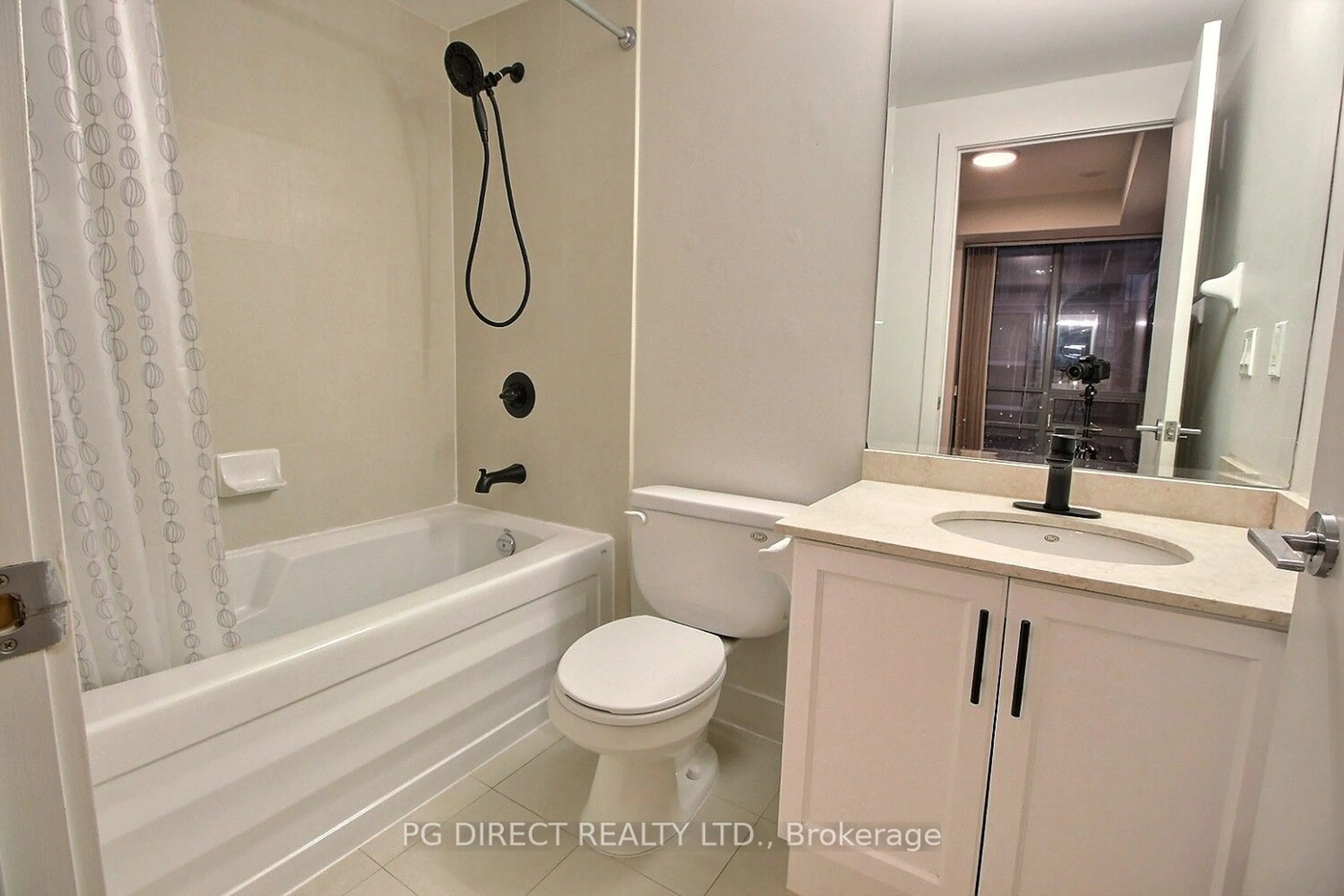 Standard bathroom, ceramic/tile floor for 438 King St #604, Toronto Ontario M5V 3T9