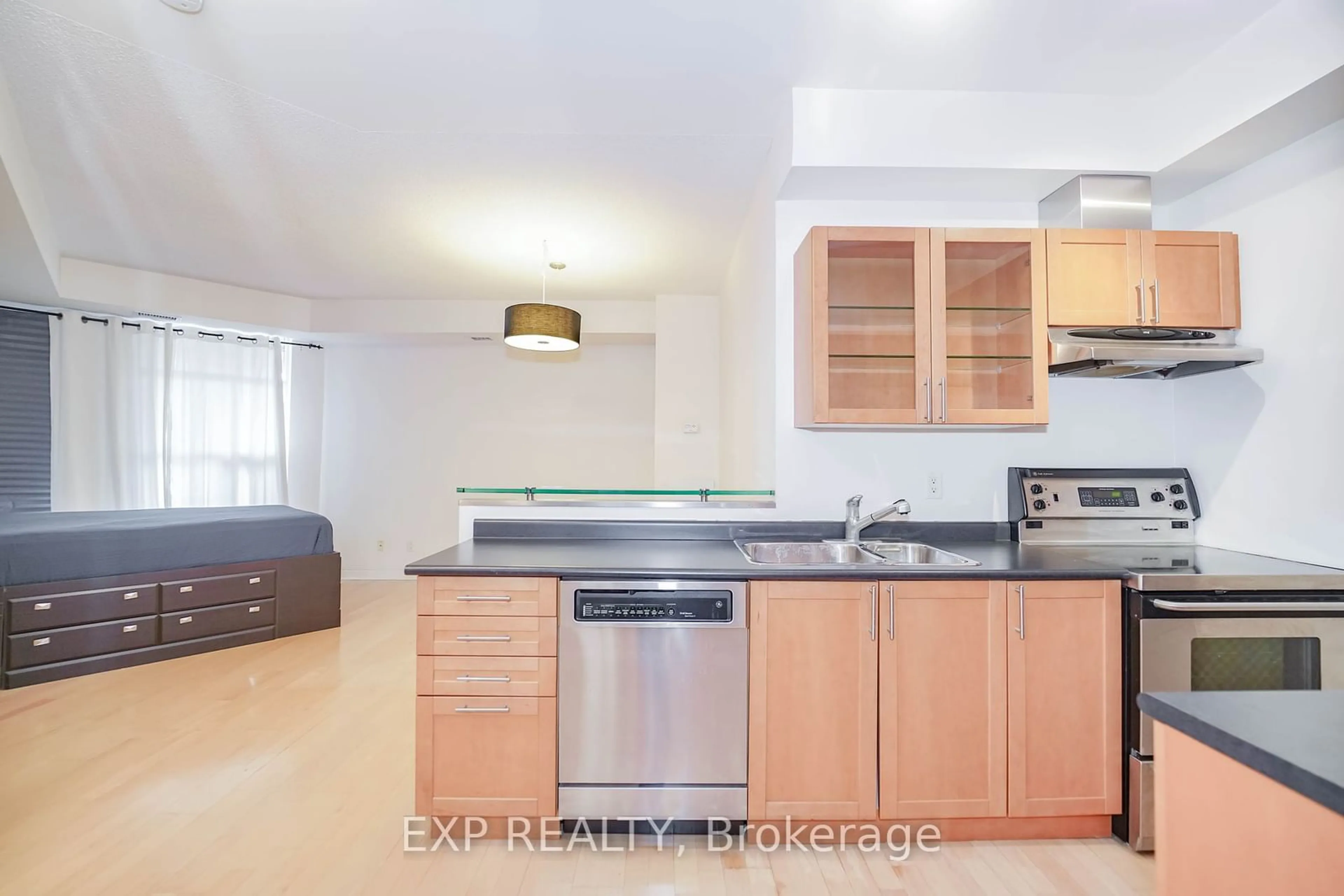 Standard kitchen, unknown for 438 Richmond St #1108, Toronto Ontario M5V 3S6