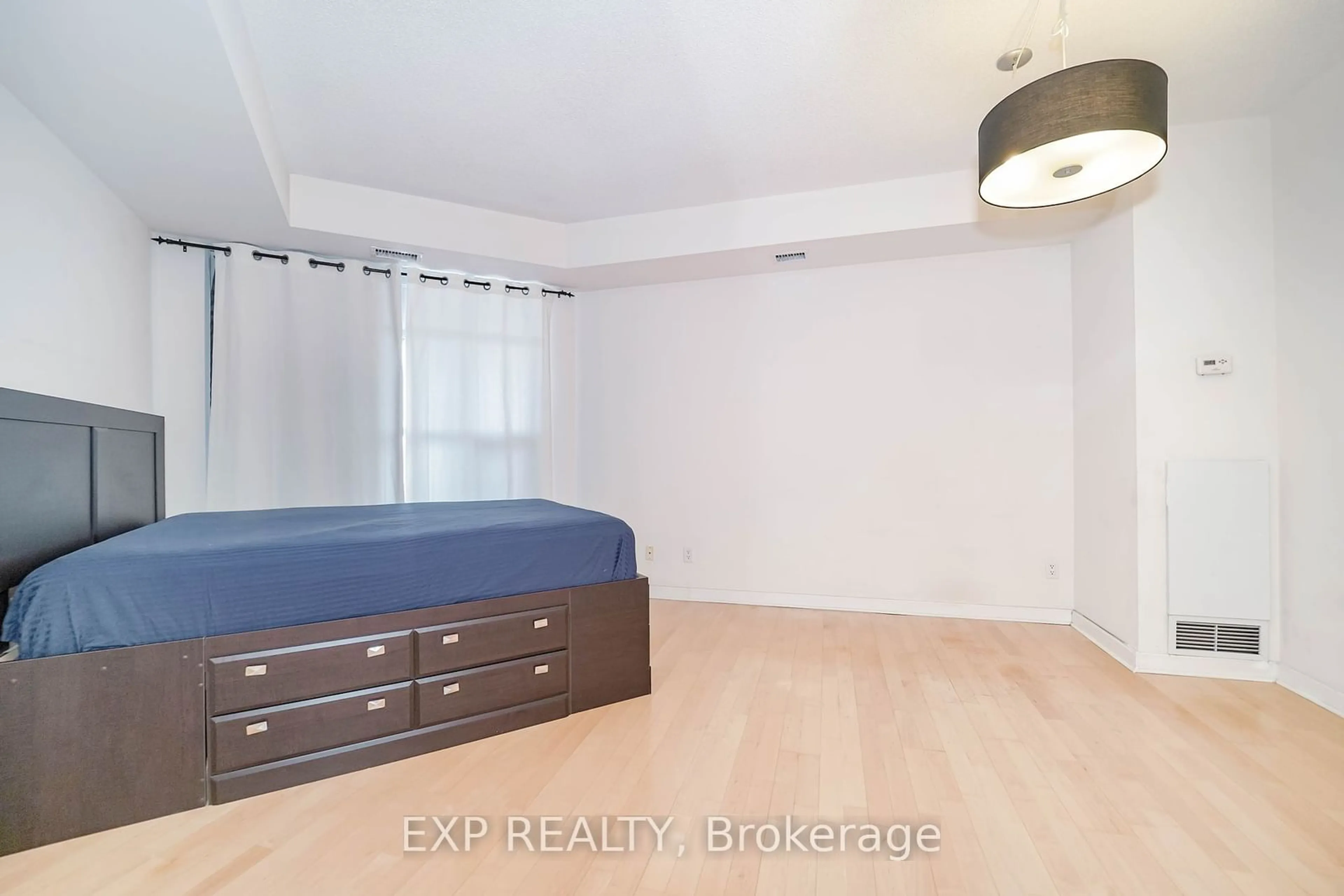 A pic of a room for 438 Richmond St #1108, Toronto Ontario M5V 3S6