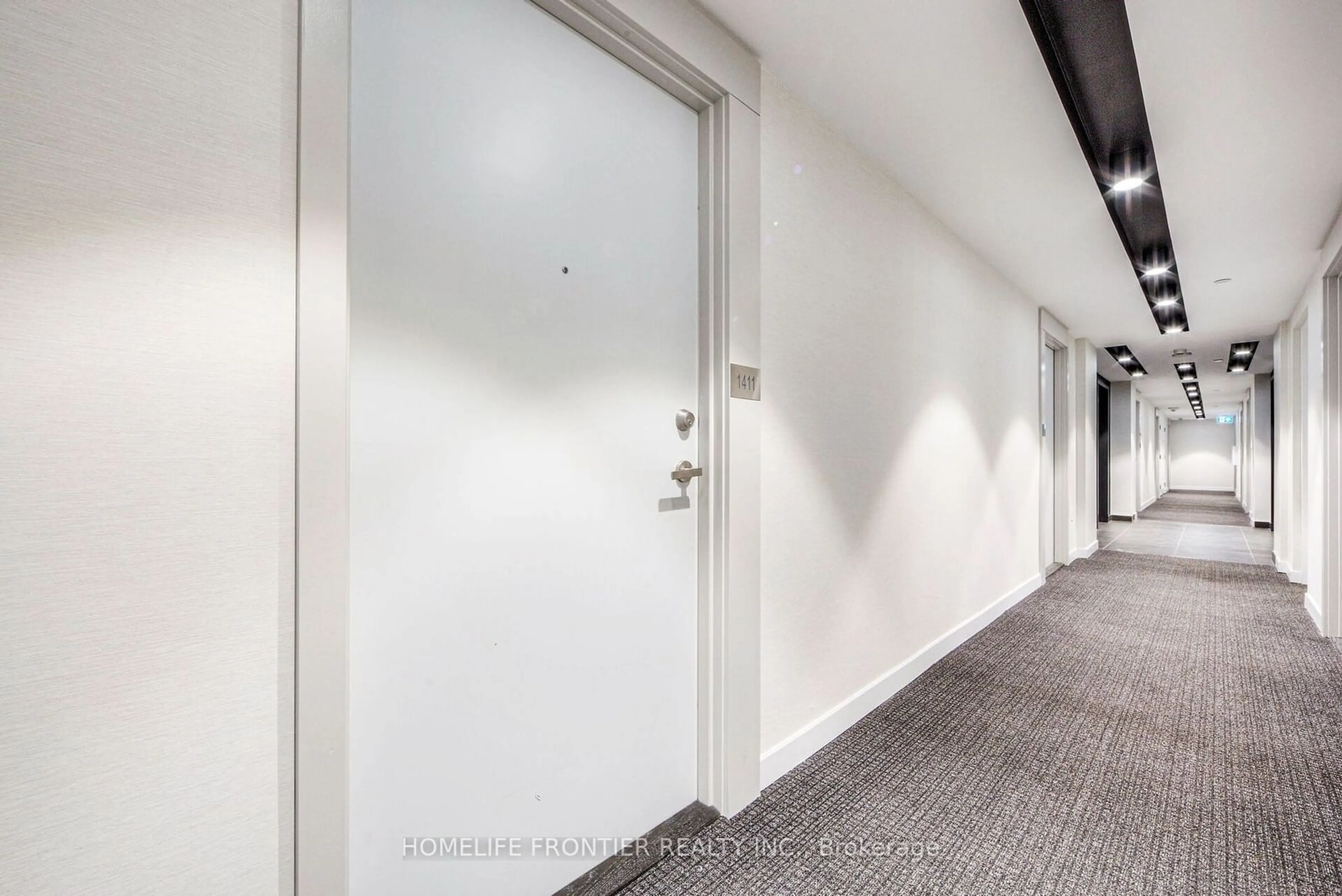 Indoor foyer for 99 Broadway Ave #1411, Toronto Ontario M4P 0E3