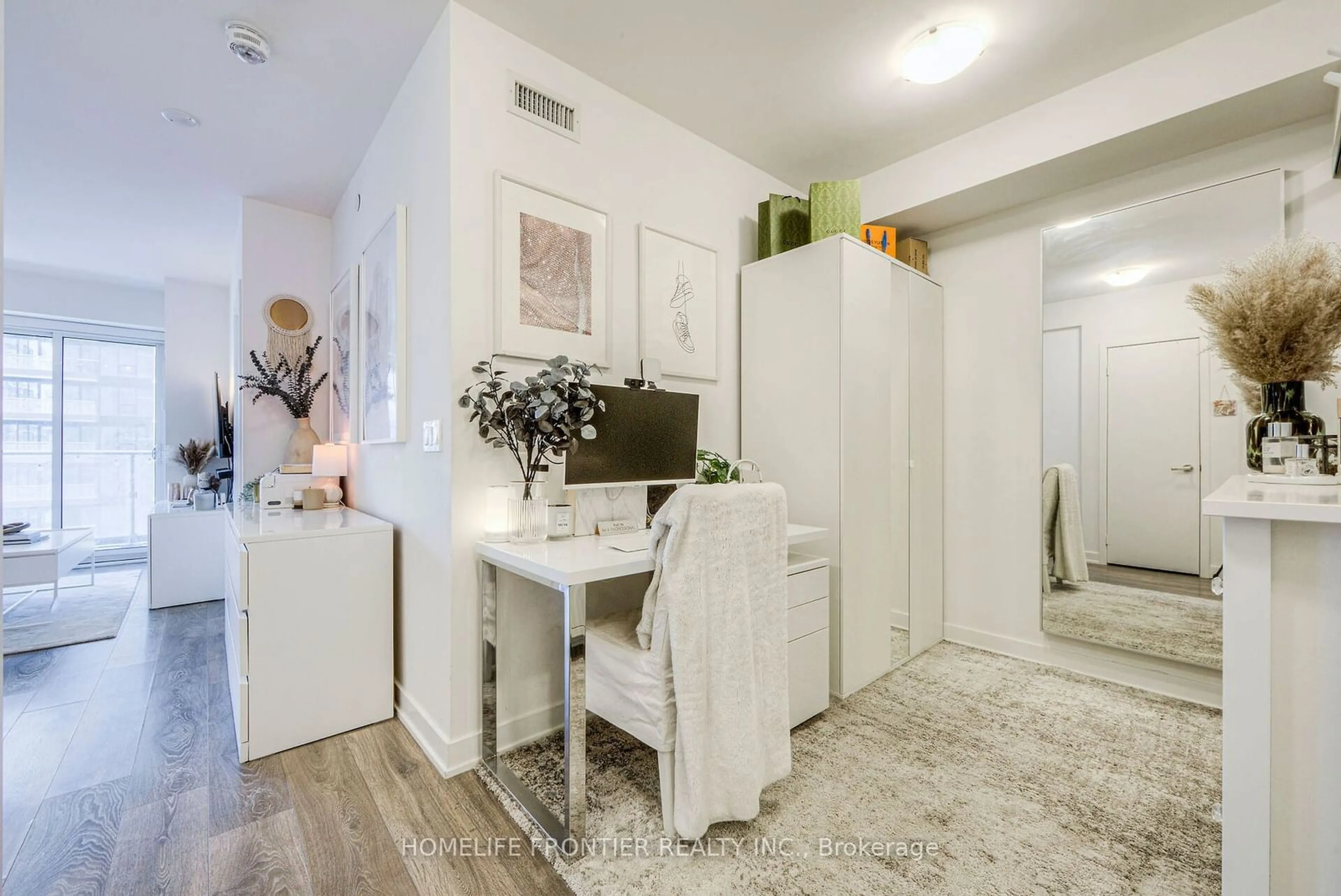 Indoor entryway for 99 Broadway Ave #1411, Toronto Ontario M4P 0E3