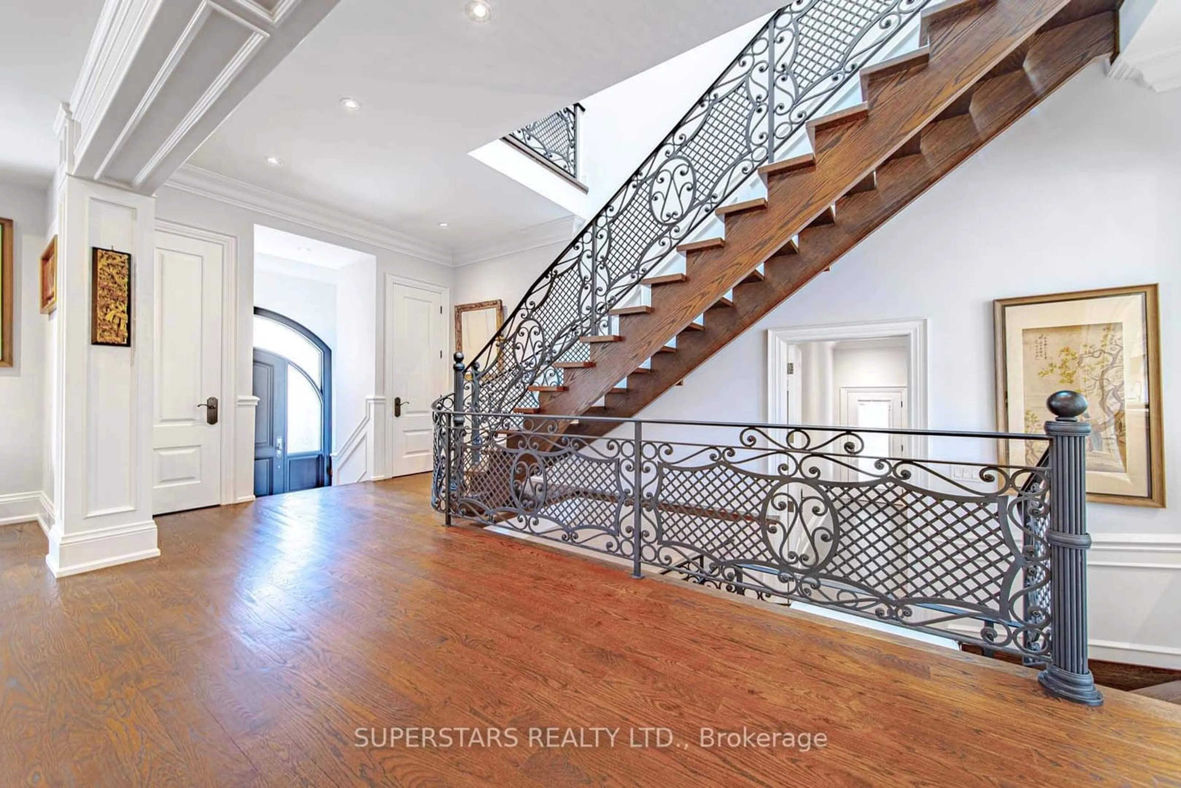 Indoor foyer for 643 Glencairn Ave, Toronto Ontario M6B 1Z6