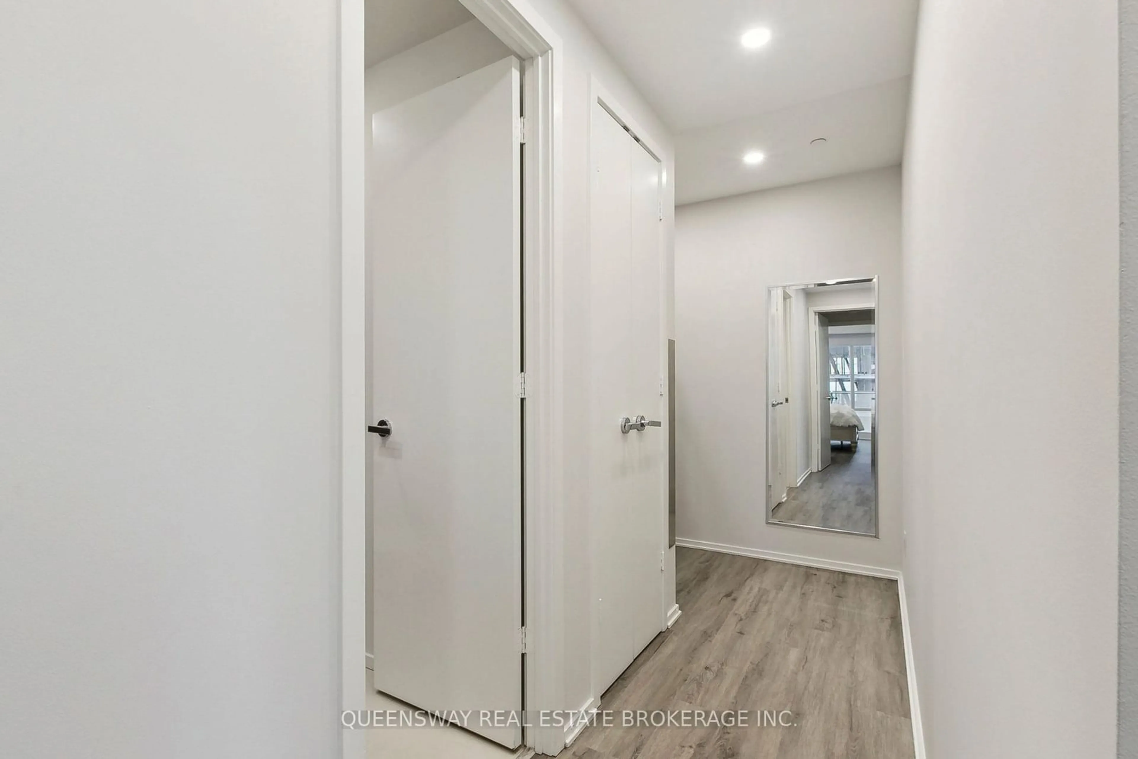 Indoor entryway for 1 Bloor St #6706, Toronto Ontario M4W 1A9