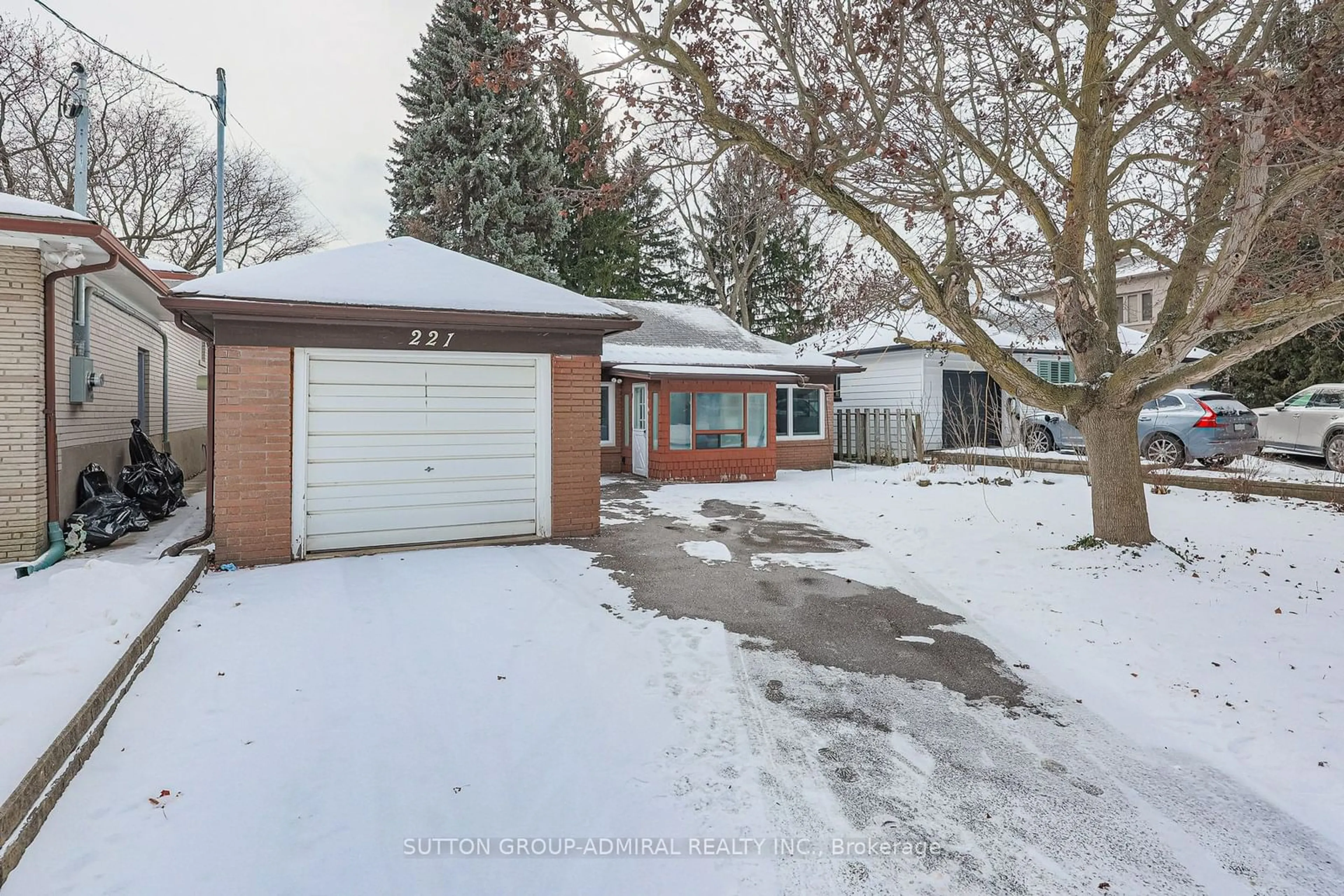 A pic from outside/outdoor area/front of a property/back of a property/a pic from drone, street for 221 Churchill Ave, Toronto Ontario M2R 1E2