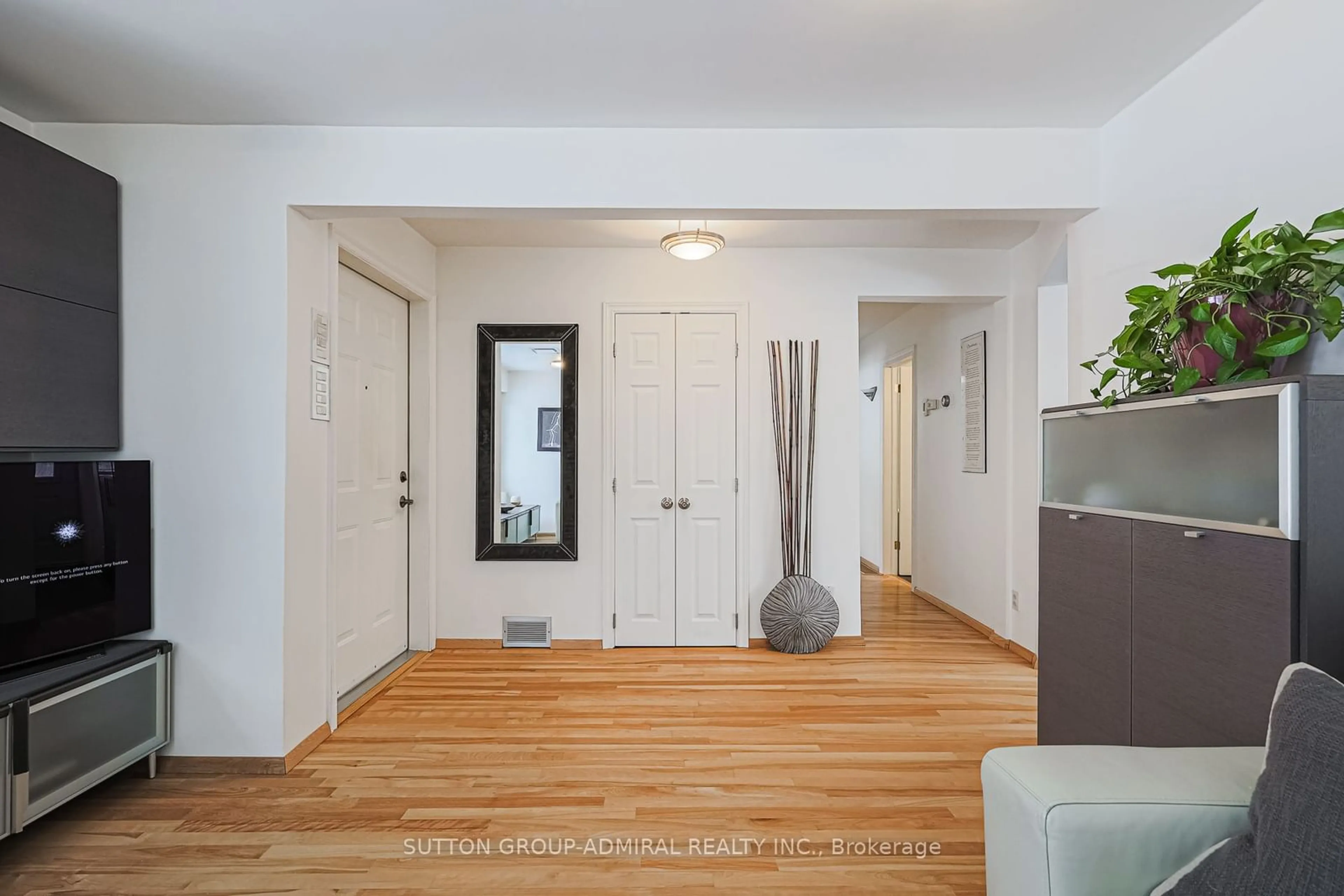 Indoor entryway for 221 Churchill Ave, Toronto Ontario M2R 1E2