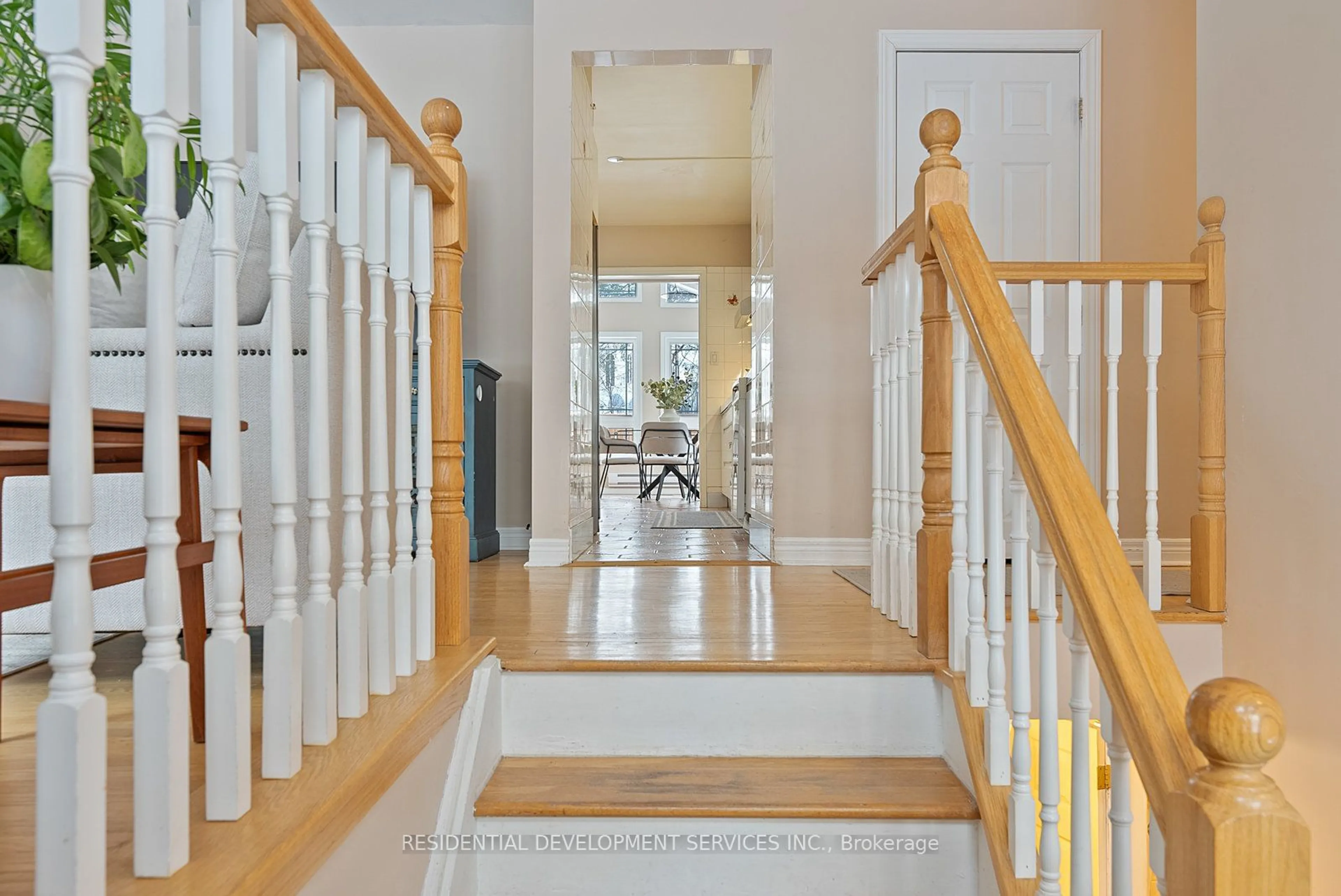 Indoor foyer for 157 Duncairn Rd, Toronto Ontario M3B 1C9