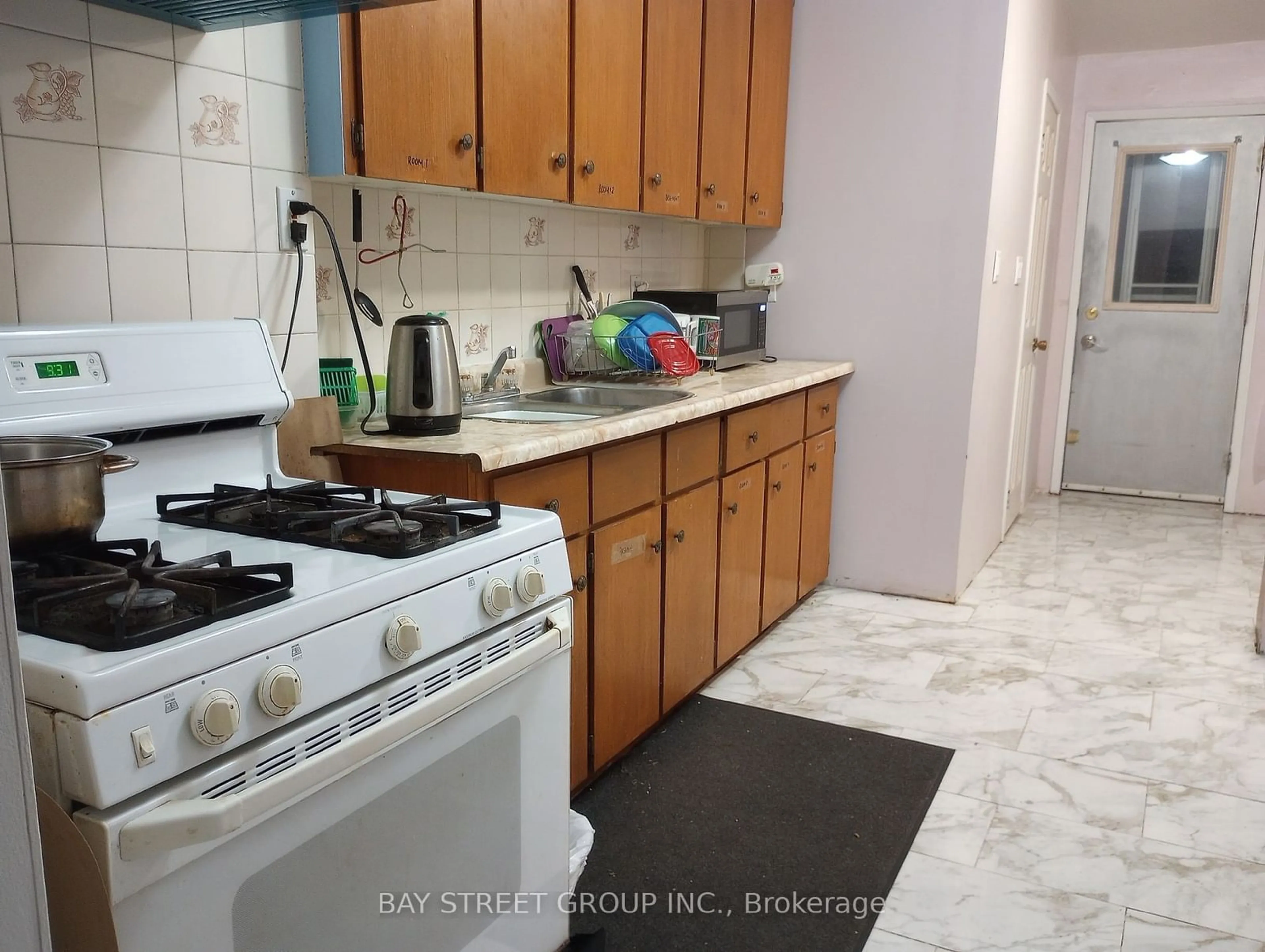 Standard kitchen, ceramic/tile floor for 8 Dublin St, Toronto Ontario M6H 1J3