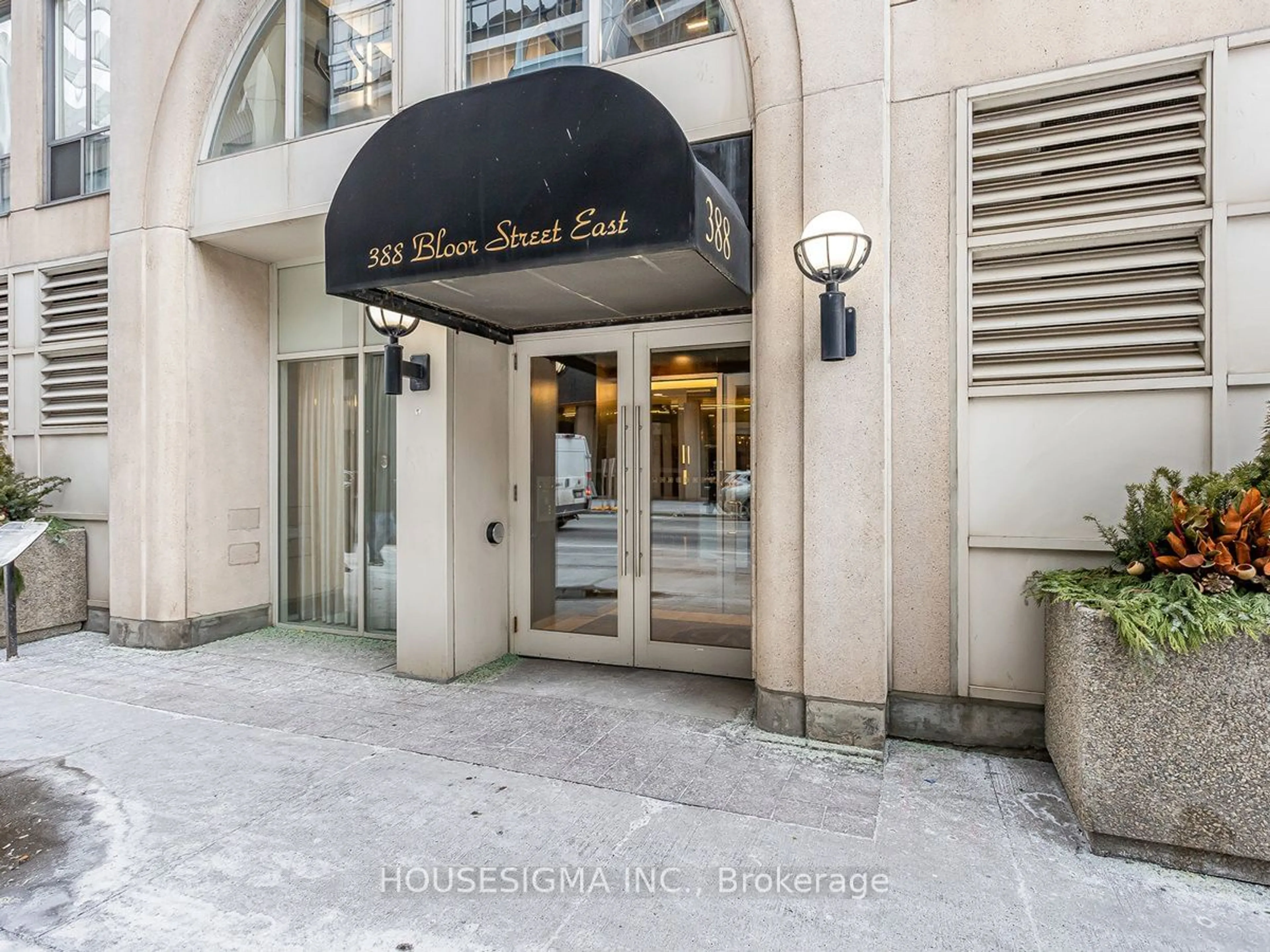 Indoor foyer for 388 Bloor St #2001, Toronto Ontario M4W 3W9