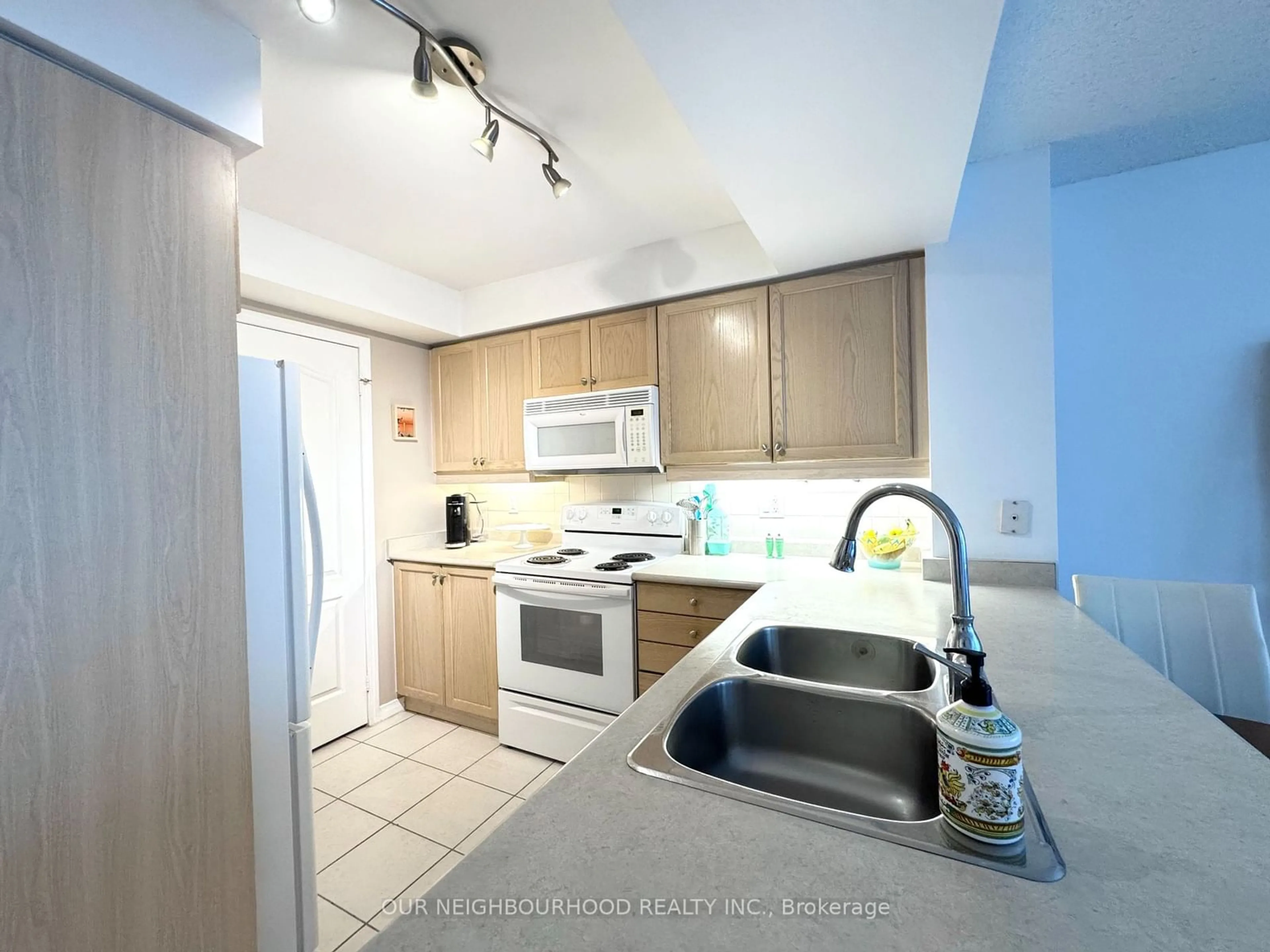 Standard kitchen, ceramic/tile floor for 205 The Donway W #320, Toronto Ontario M3B 3S5