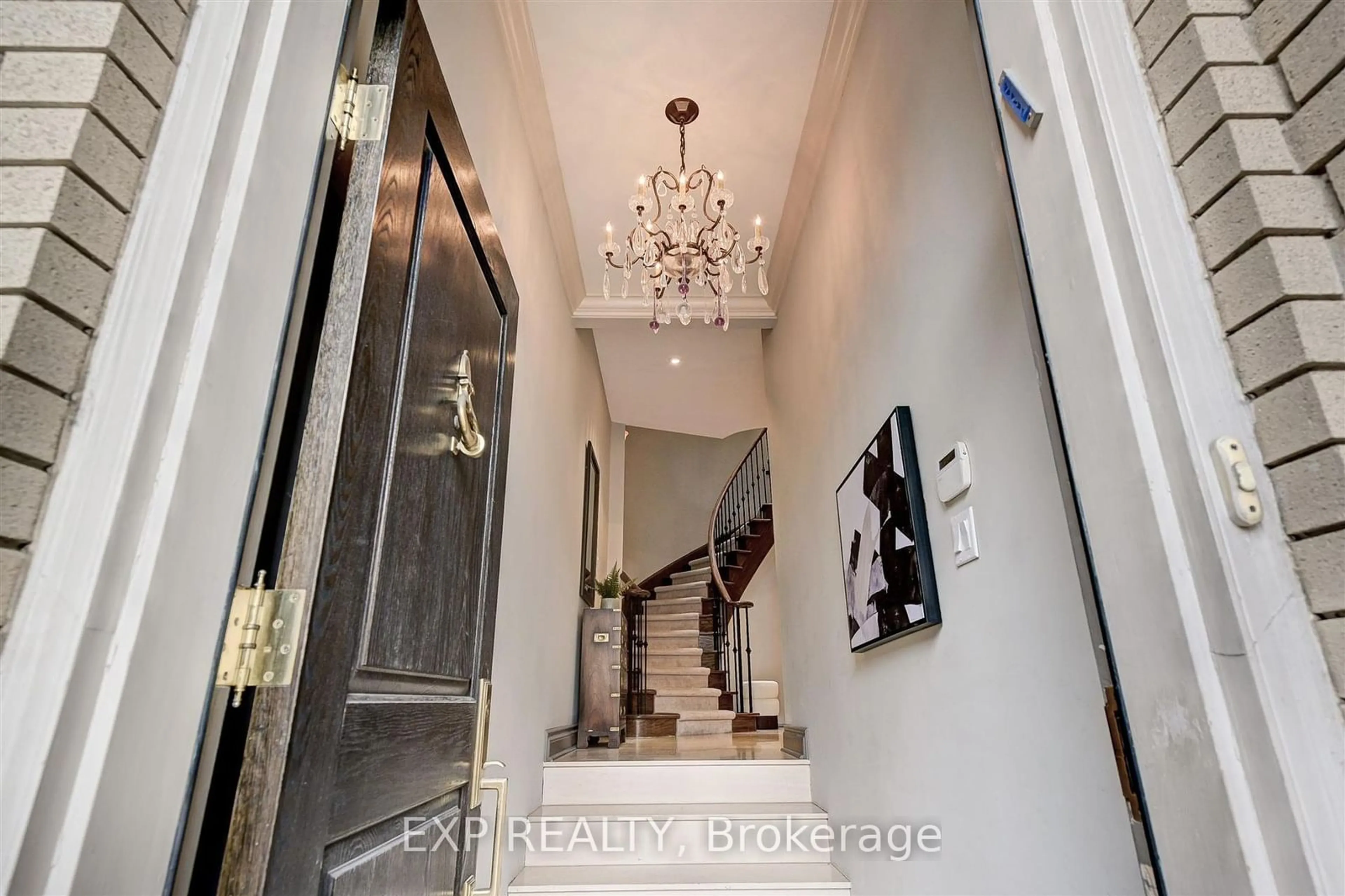 Indoor foyer for 13 Balmoral Ave, Toronto Ontario M4V 1J5