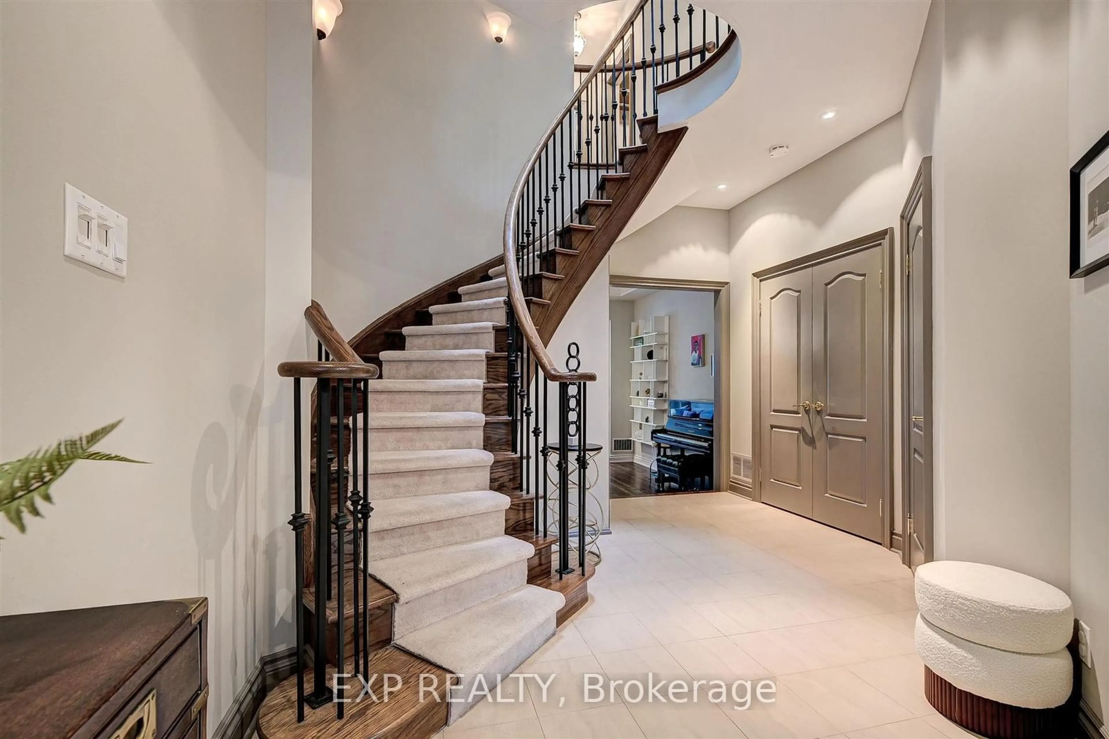 Indoor entryway for 13 Balmoral Ave, Toronto Ontario M4V 1J5